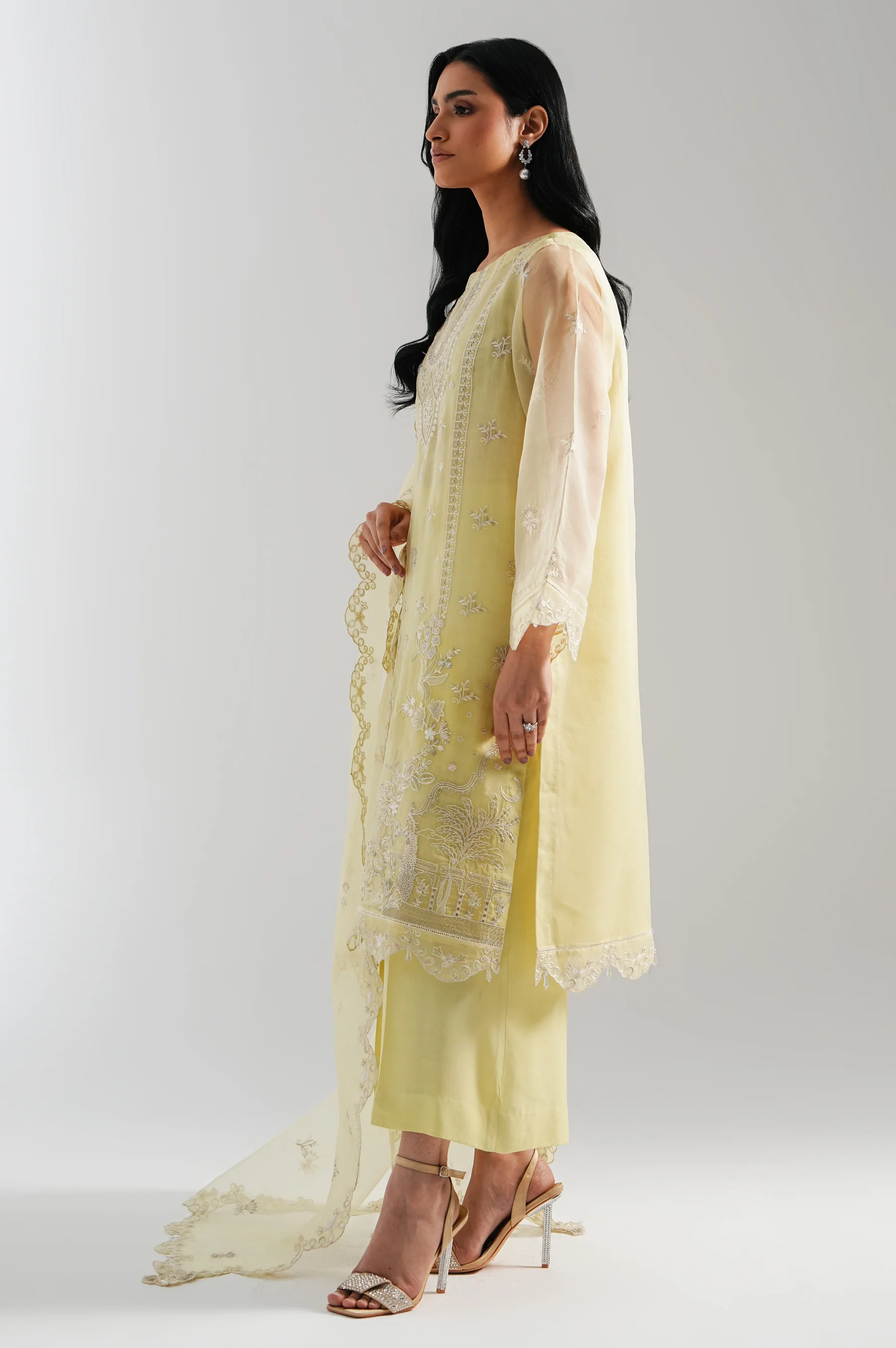 UNSTITCHED EMBROIDERED SUIT - Image 4