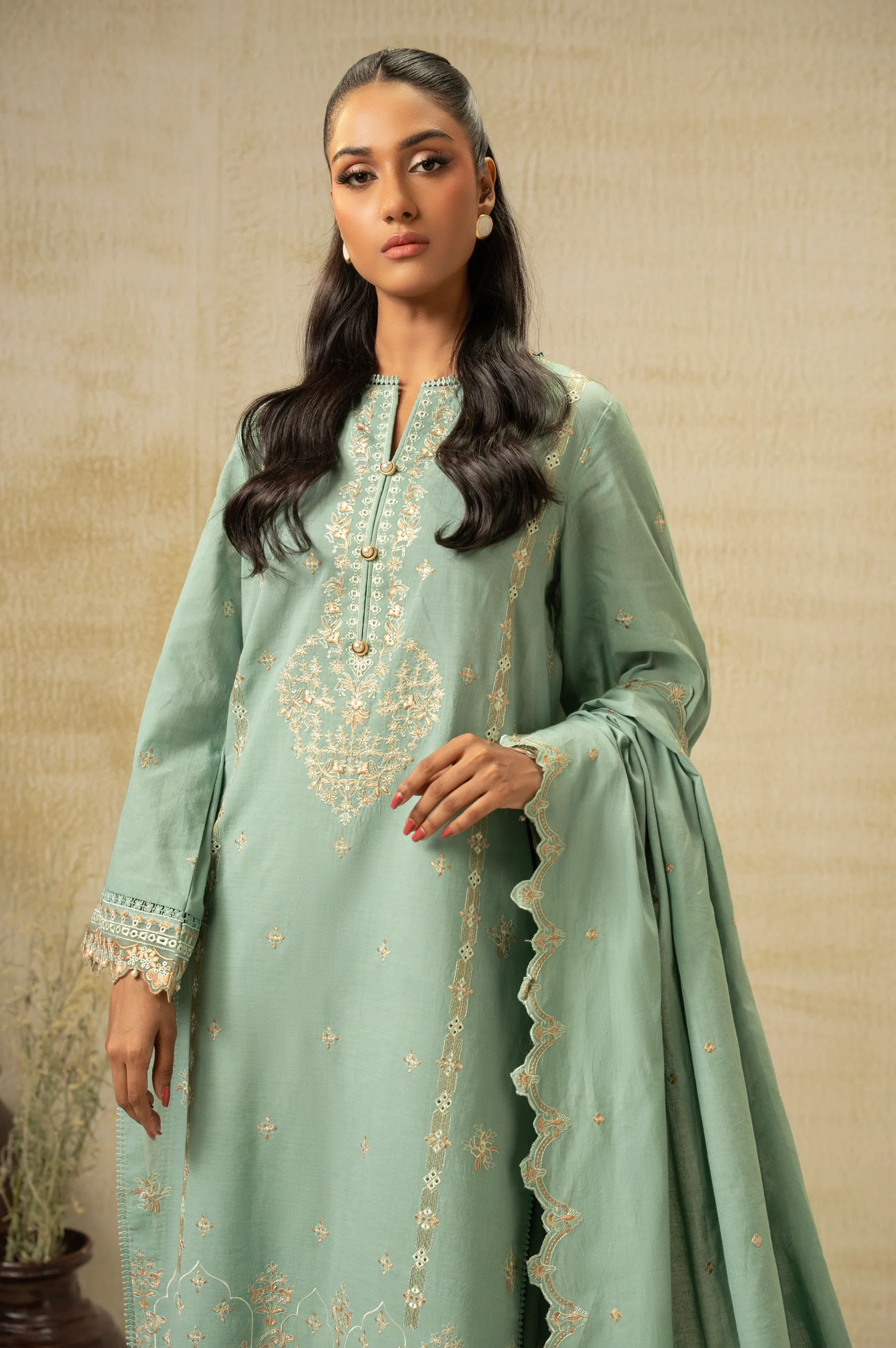 UNSTITCHED EMBROIDERED SUIT - Image 4
