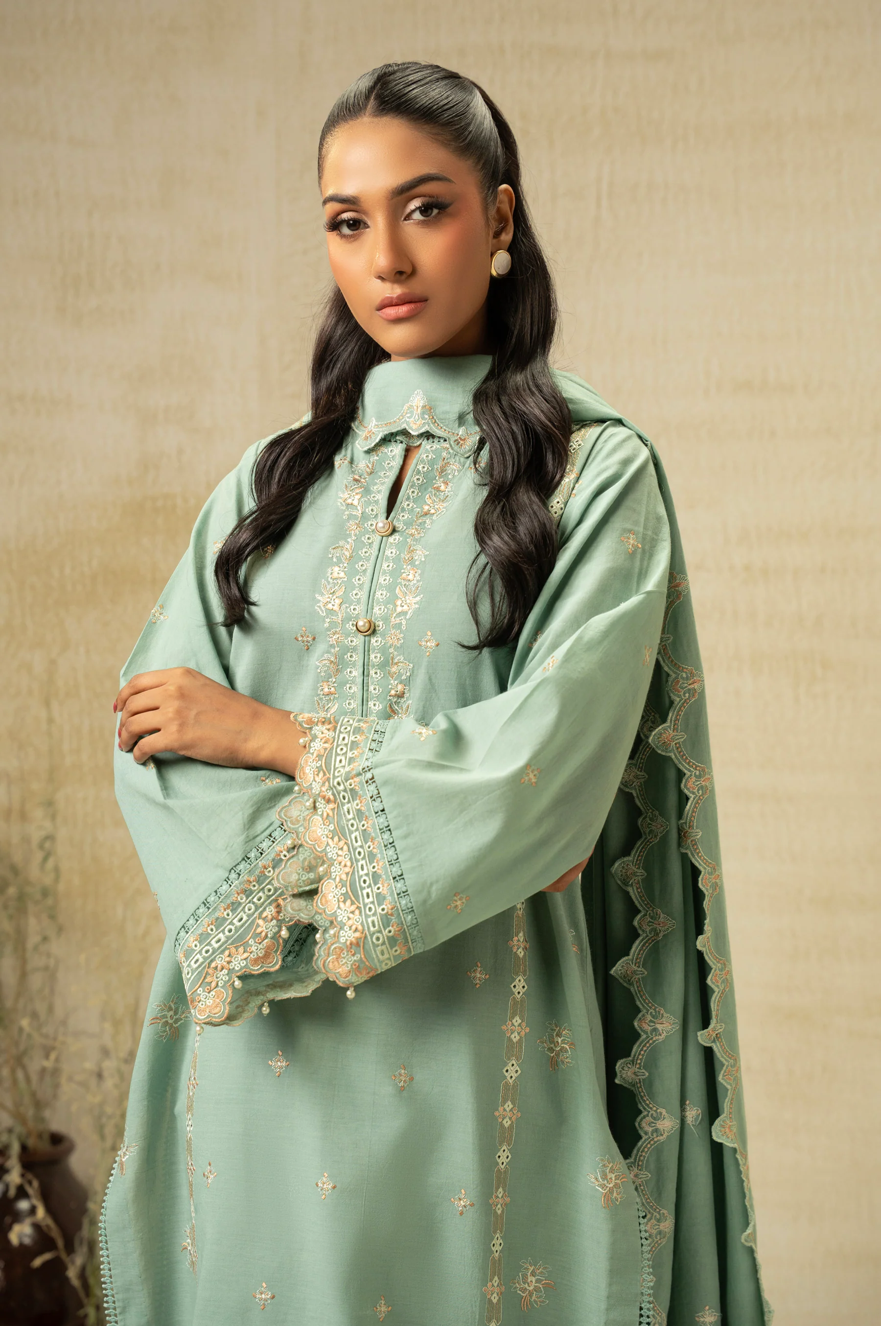 UNSTITCHED EMBROIDERED SUIT - Image 5