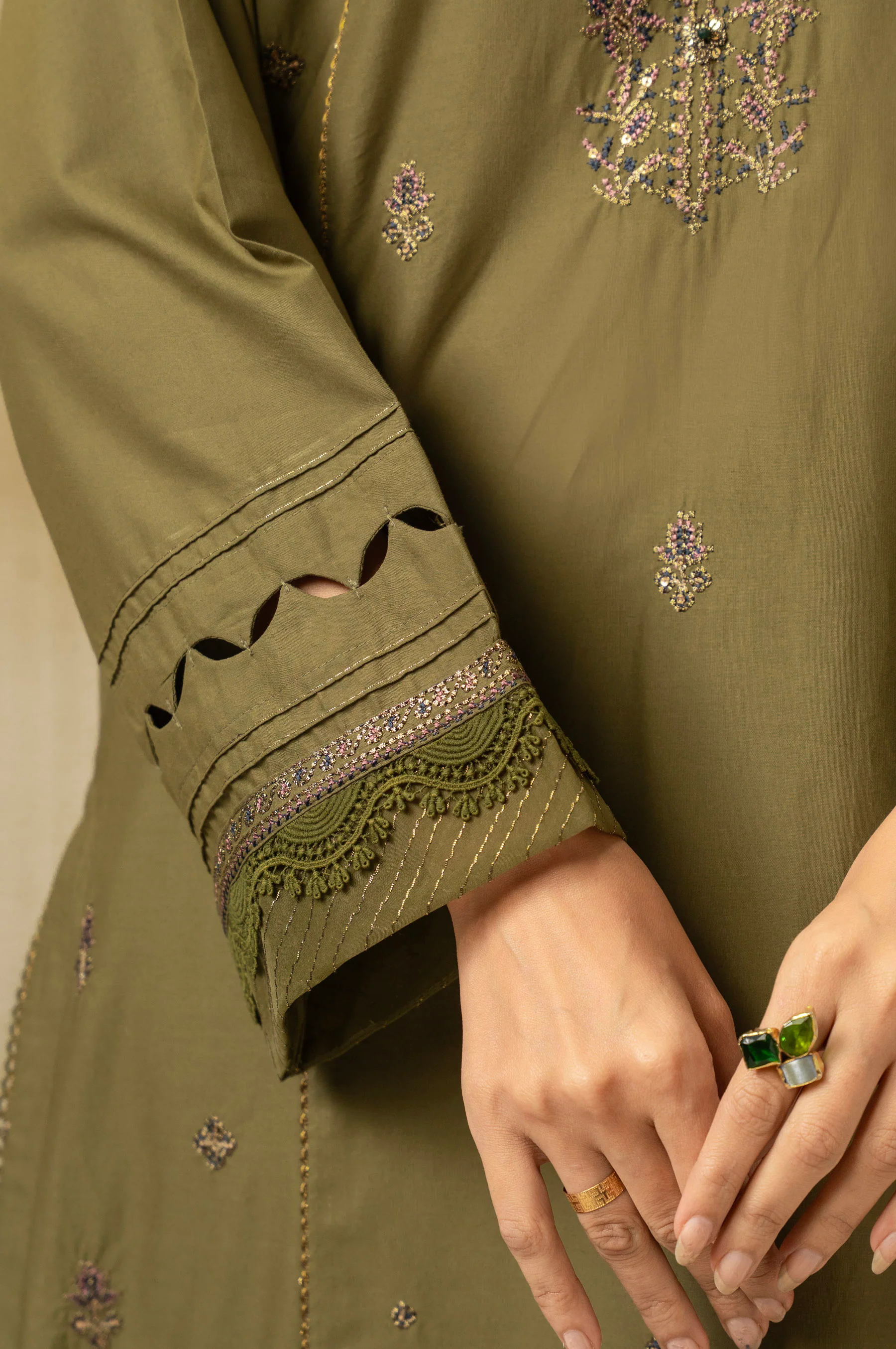EMBROIDERED CAMBRIC UNSTITCHED 3 PIECE SUIT - Image 7