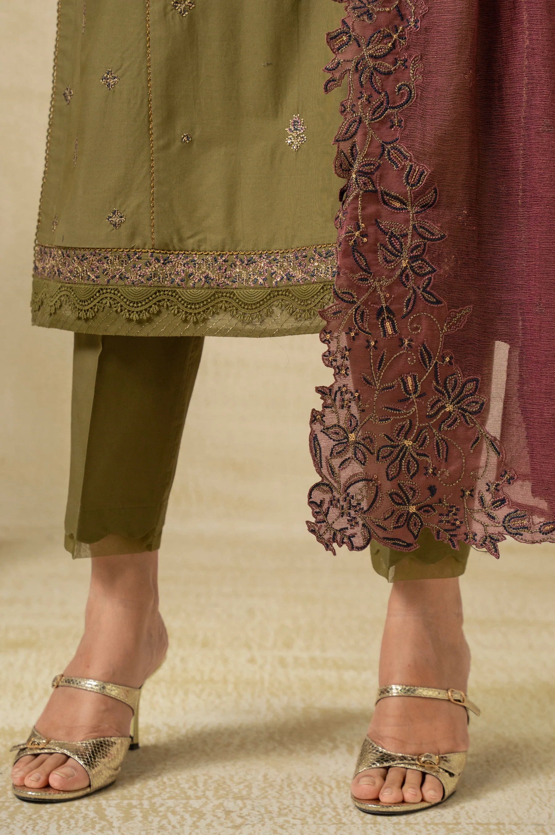 EMBROIDERED CAMBRIC UNSTITCHED 3 PIECE SUIT - Image 8