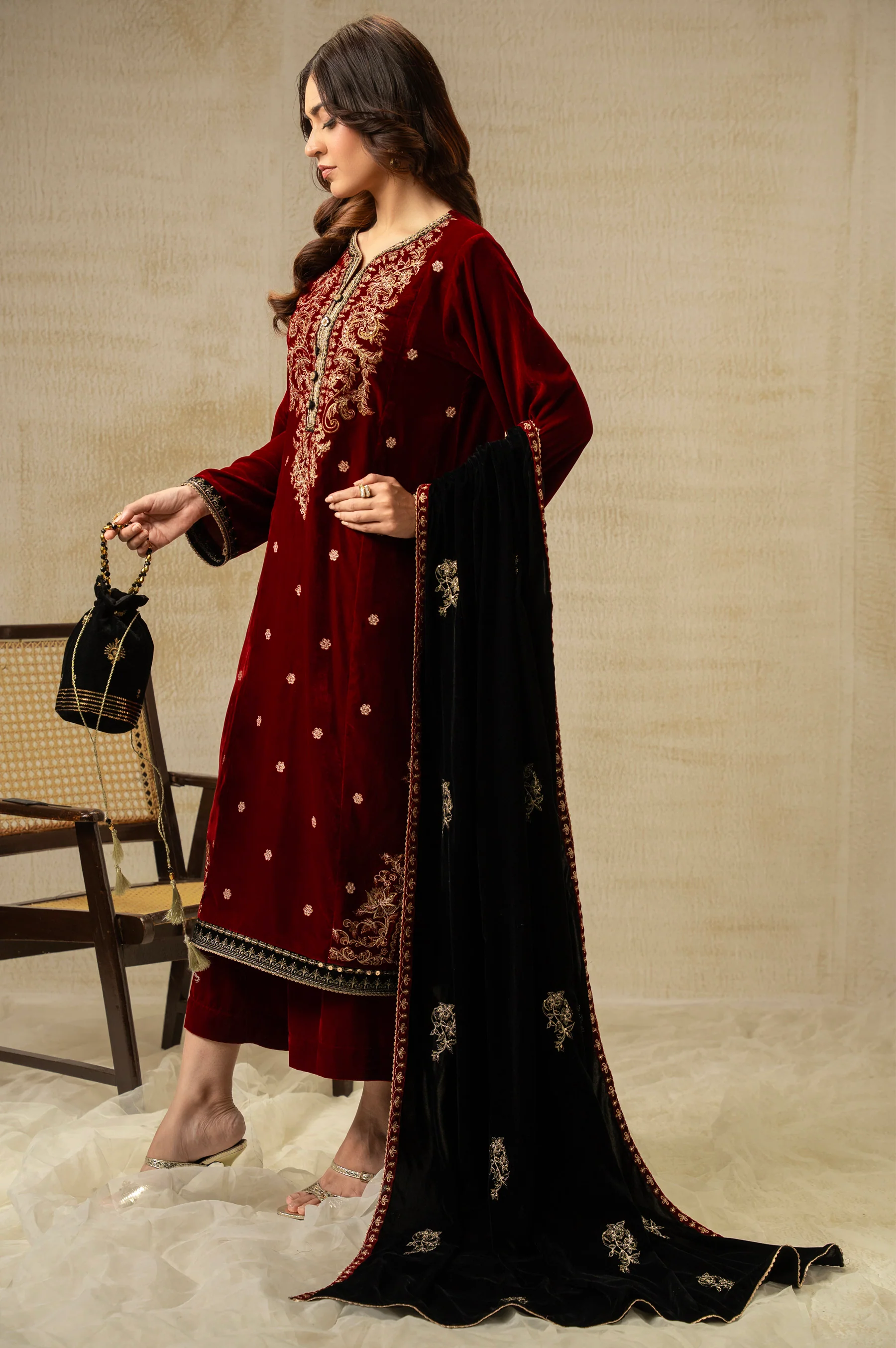 UNSTITCHED EMBROIDERED SUIT - Image 6