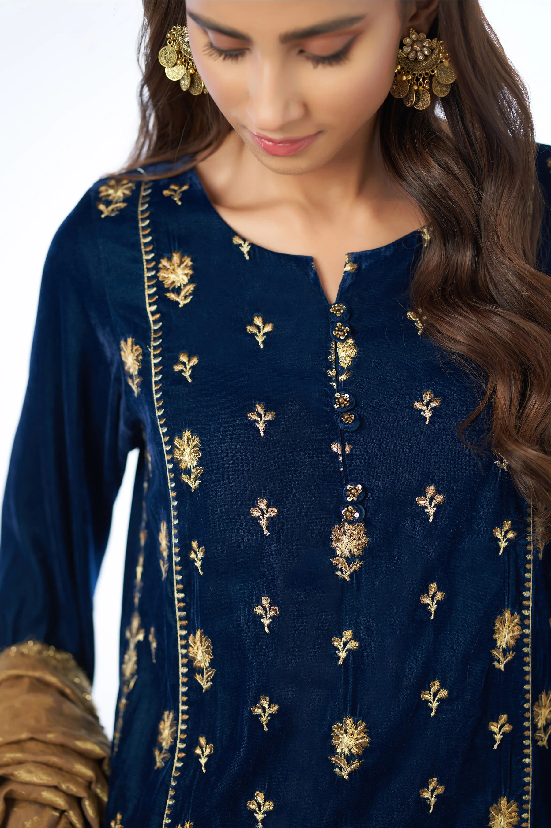 3 piece Unstitched Embroidered velvet Suit - Image 3