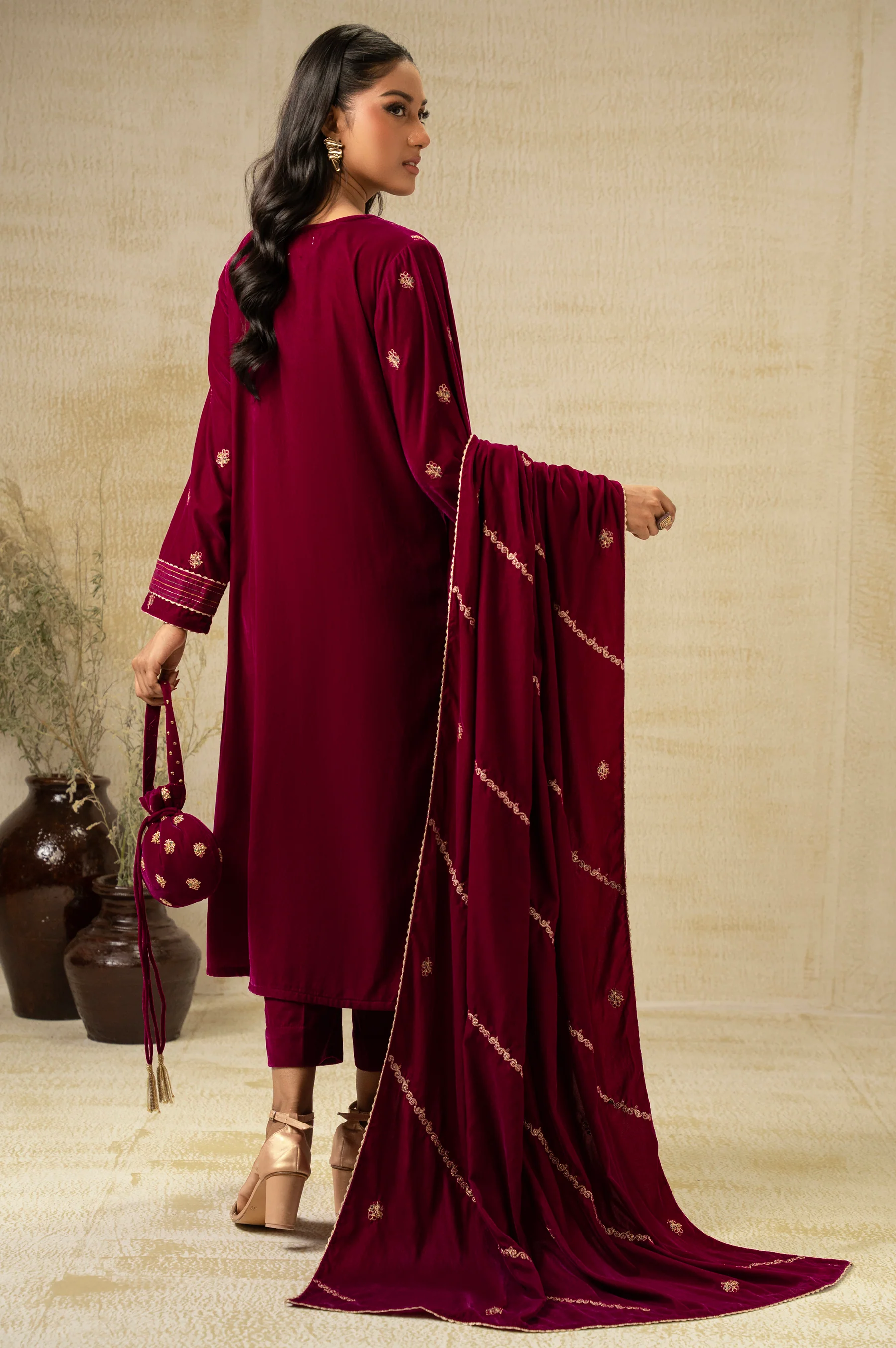 UNSTITCHED EMBROIDERED SUIT - Image 4