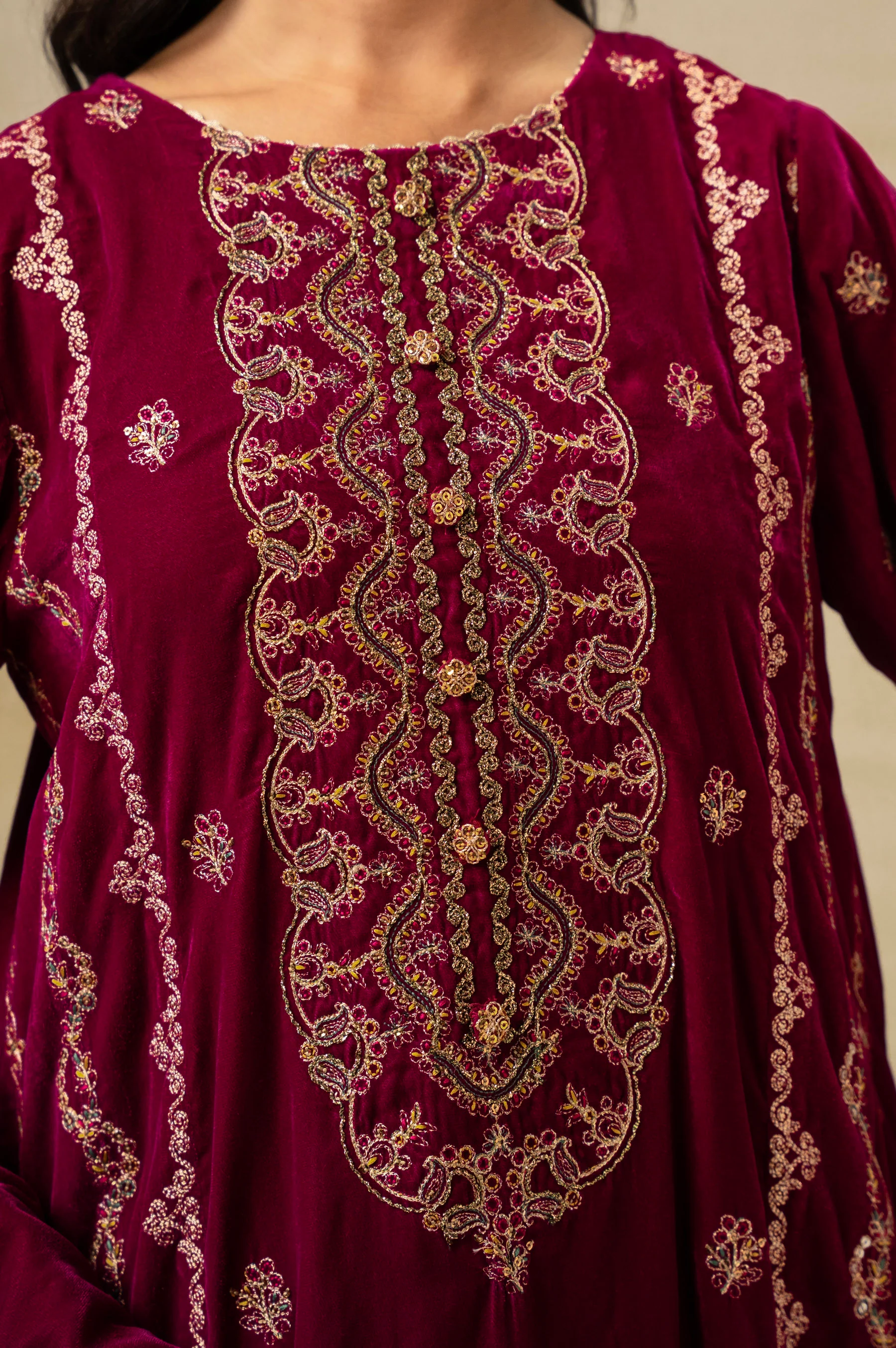 UNSTITCHED EMBROIDERED SUIT - Image 7
