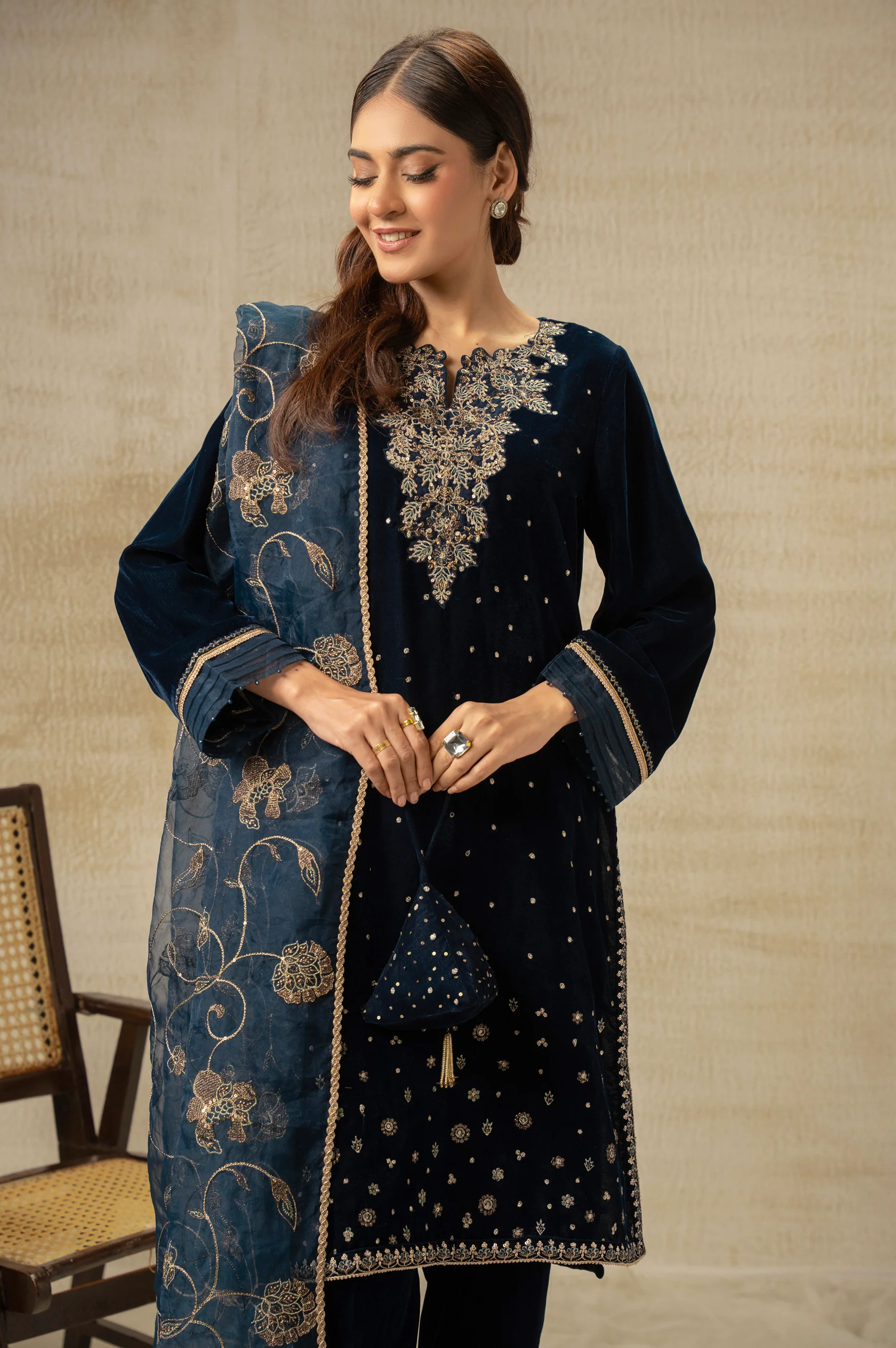UNSTITCHED EMBROIDERED SUIT - Image 2