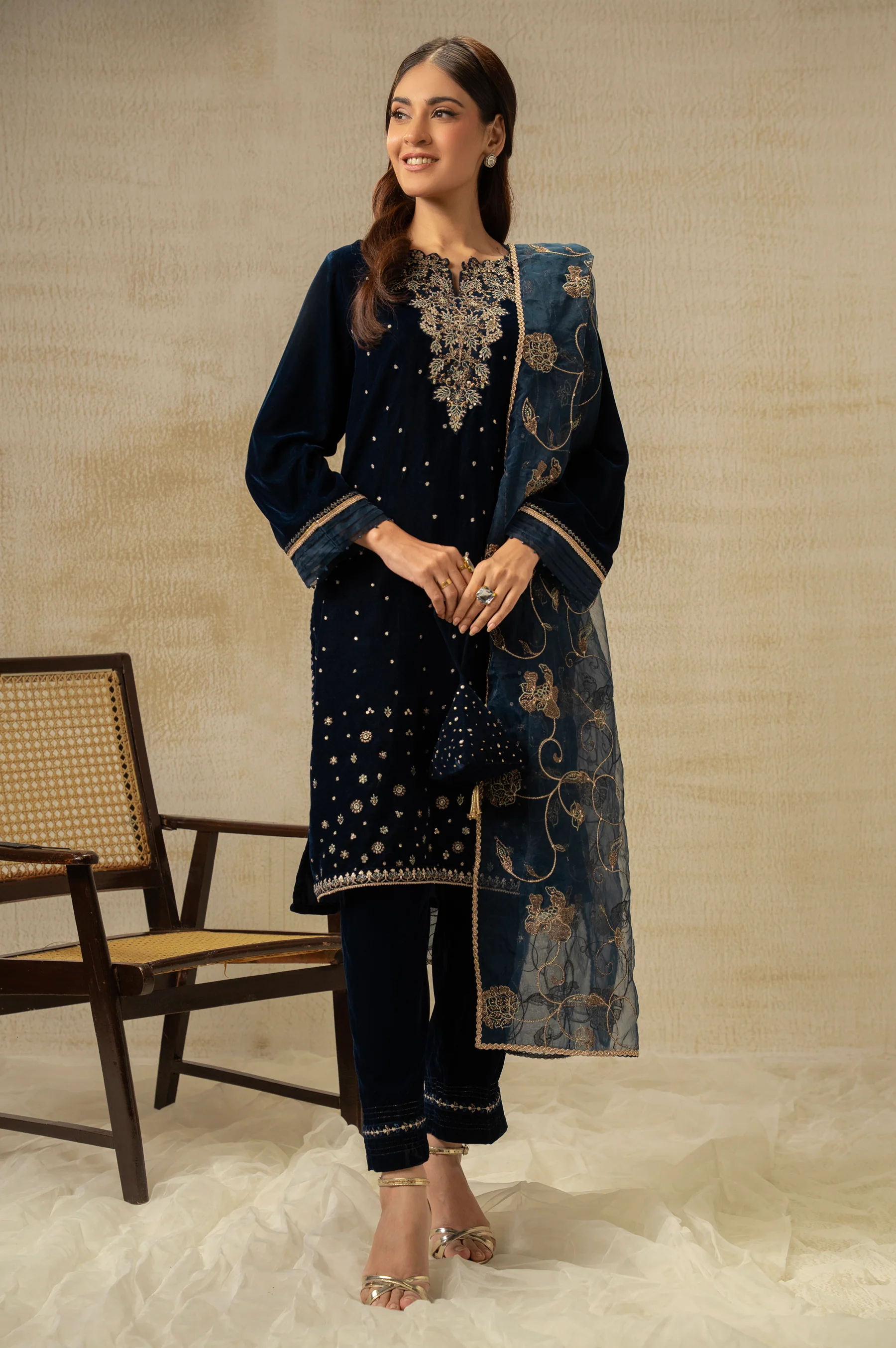 UNSTITCHED EMBROIDERED SUIT - Image 3