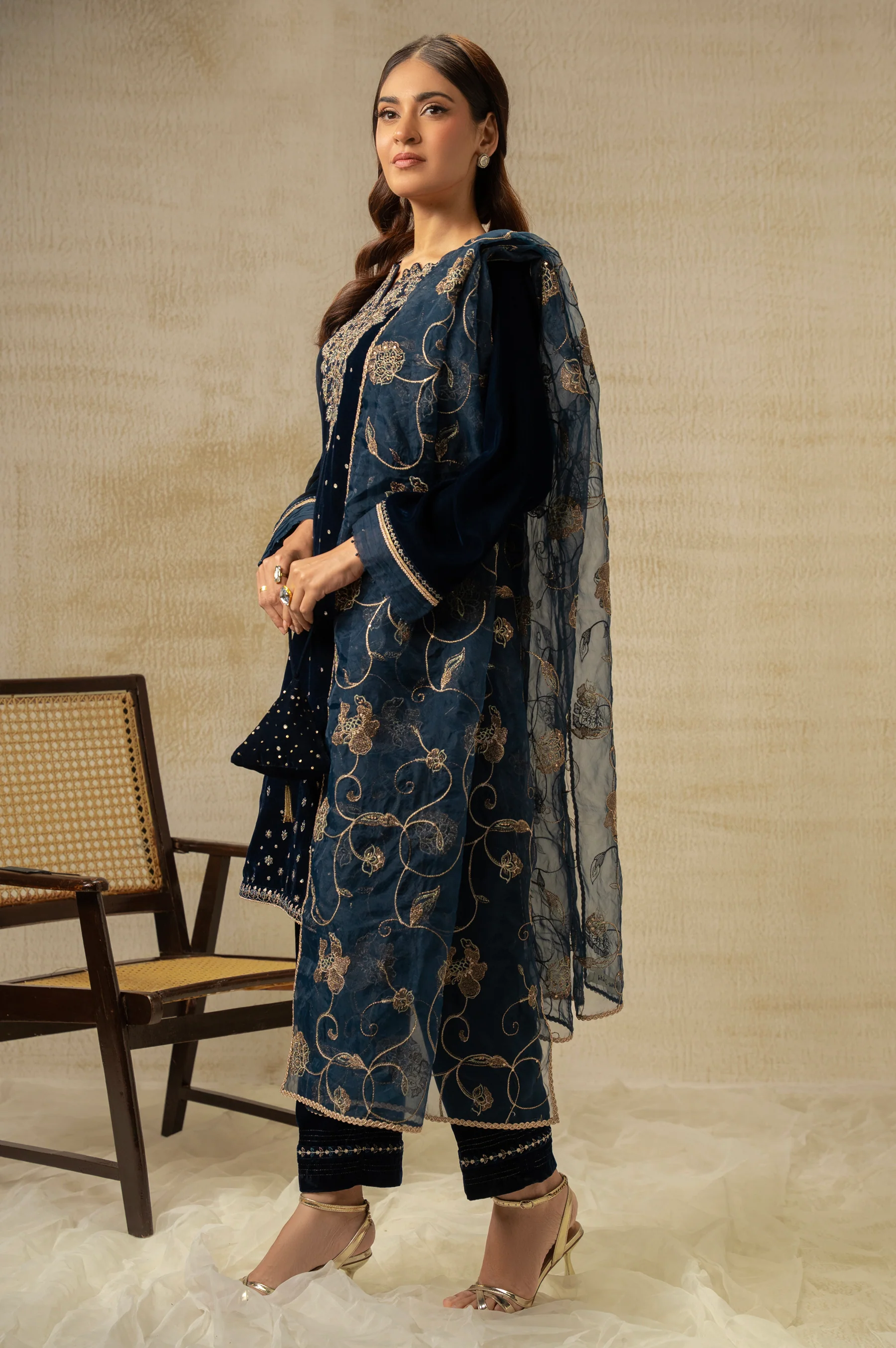 UNSTITCHED EMBROIDERED SUIT - Image 4