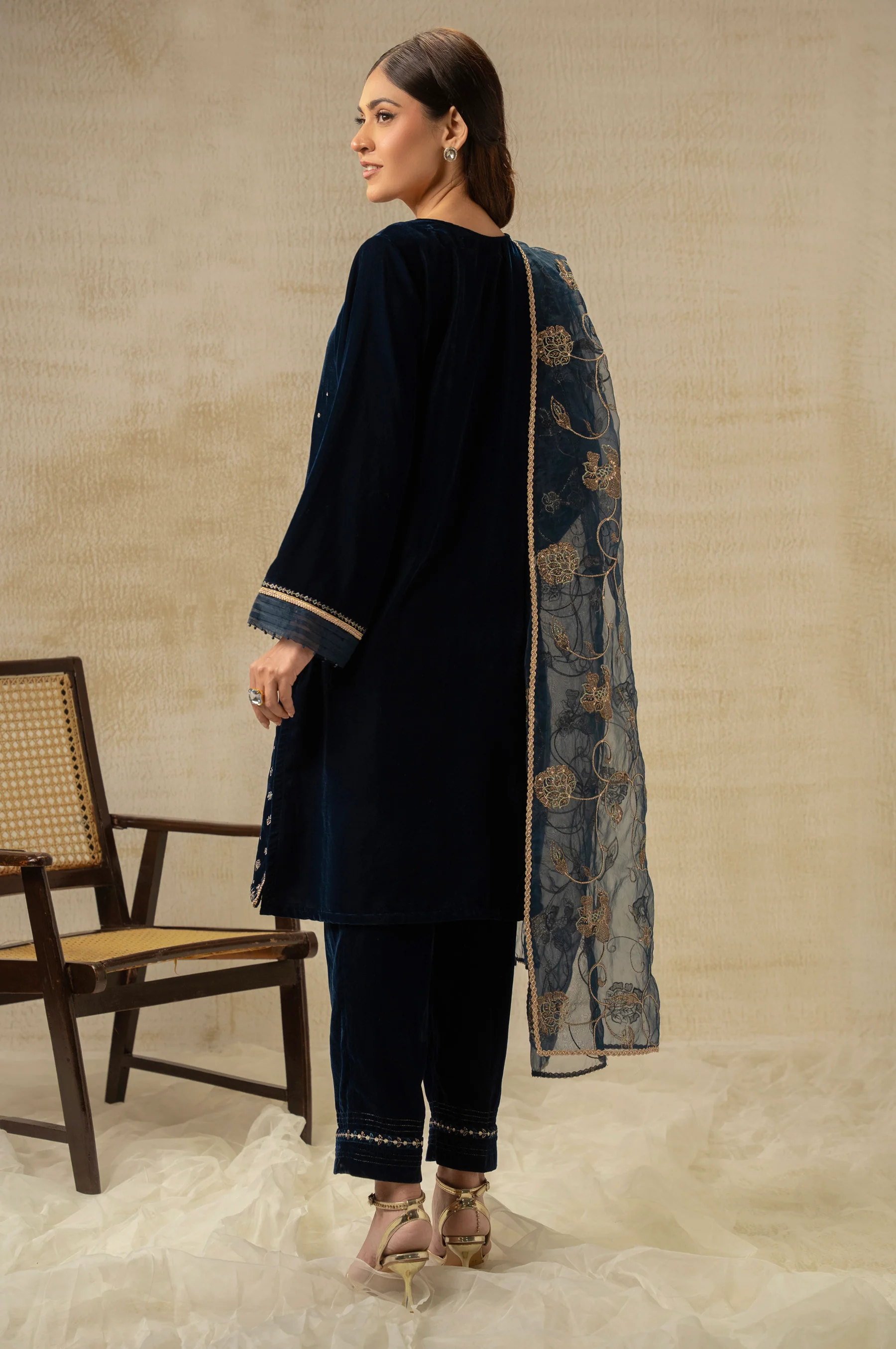UNSTITCHED EMBROIDERED SUIT - Image 5