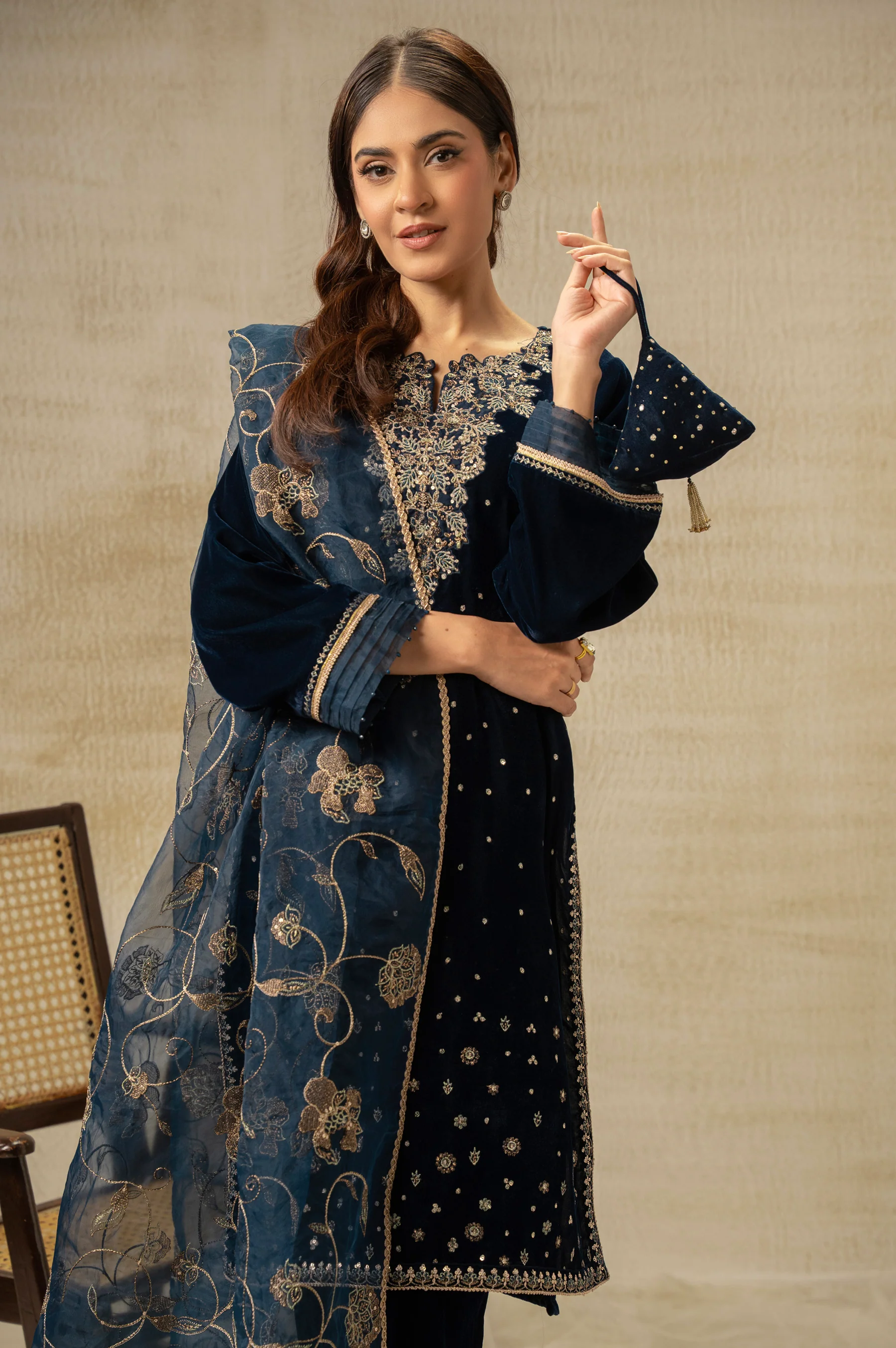 UNSTITCHED EMBROIDERED SUIT - Image 6