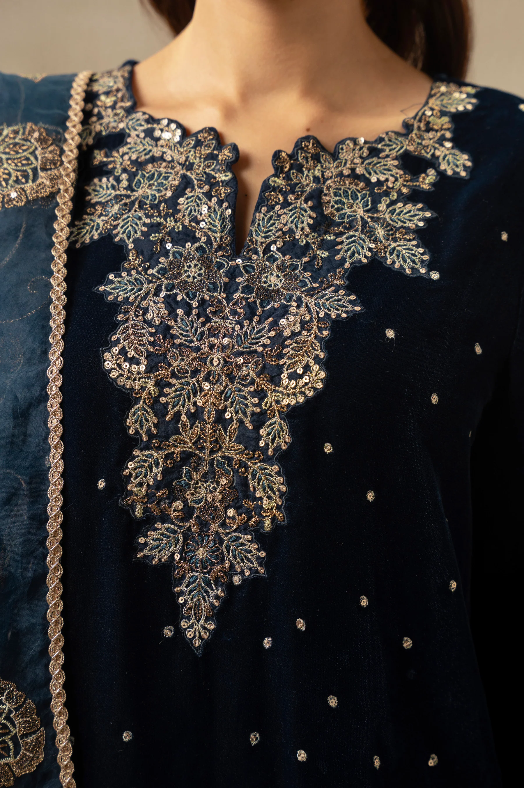 UNSTITCHED EMBROIDERED SUIT - Image 7