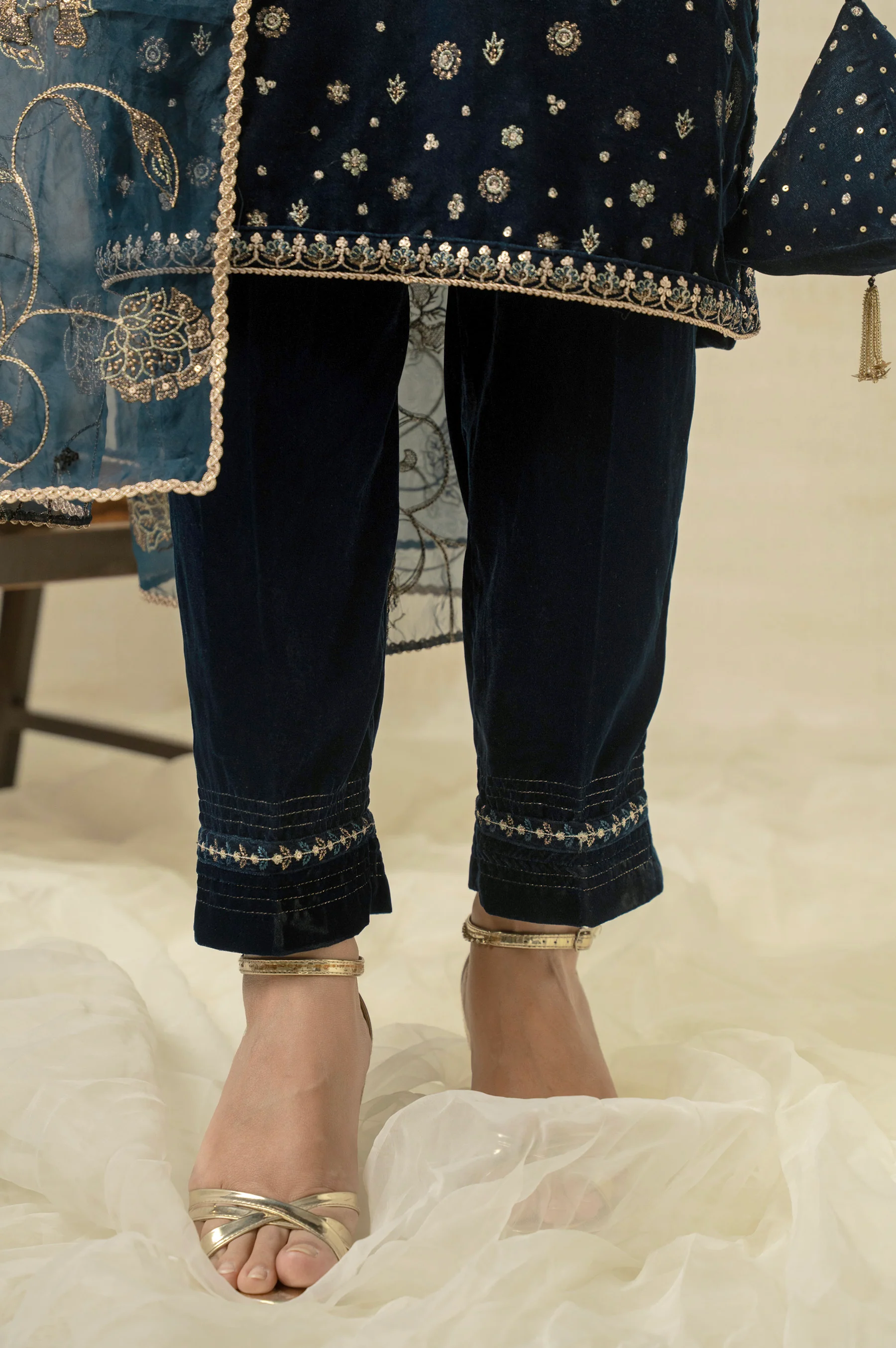 UNSTITCHED EMBROIDERED SUIT - Image 9