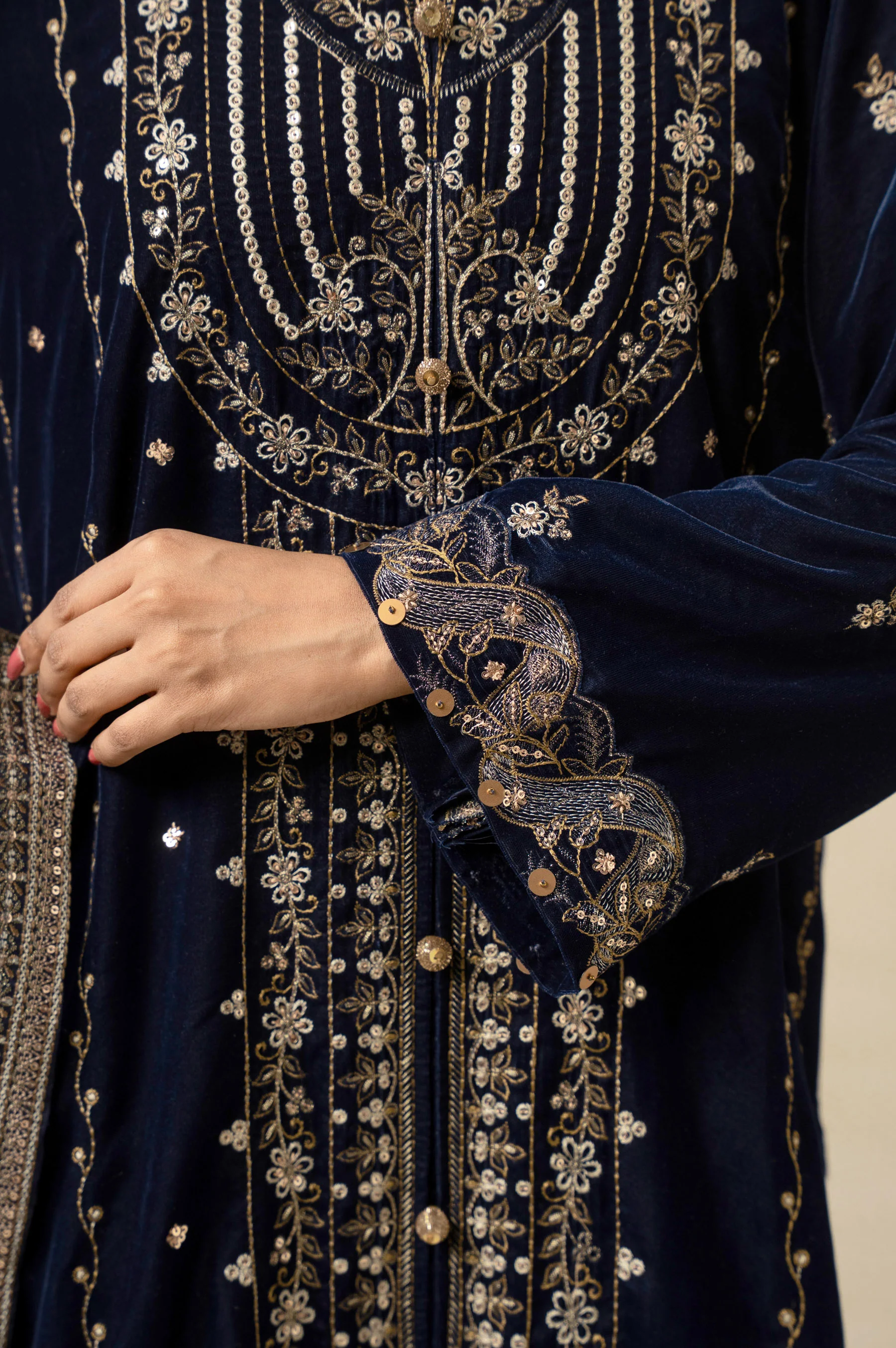 UNSTITCHED EMBROIDERED VELVET SUIT - Image 2