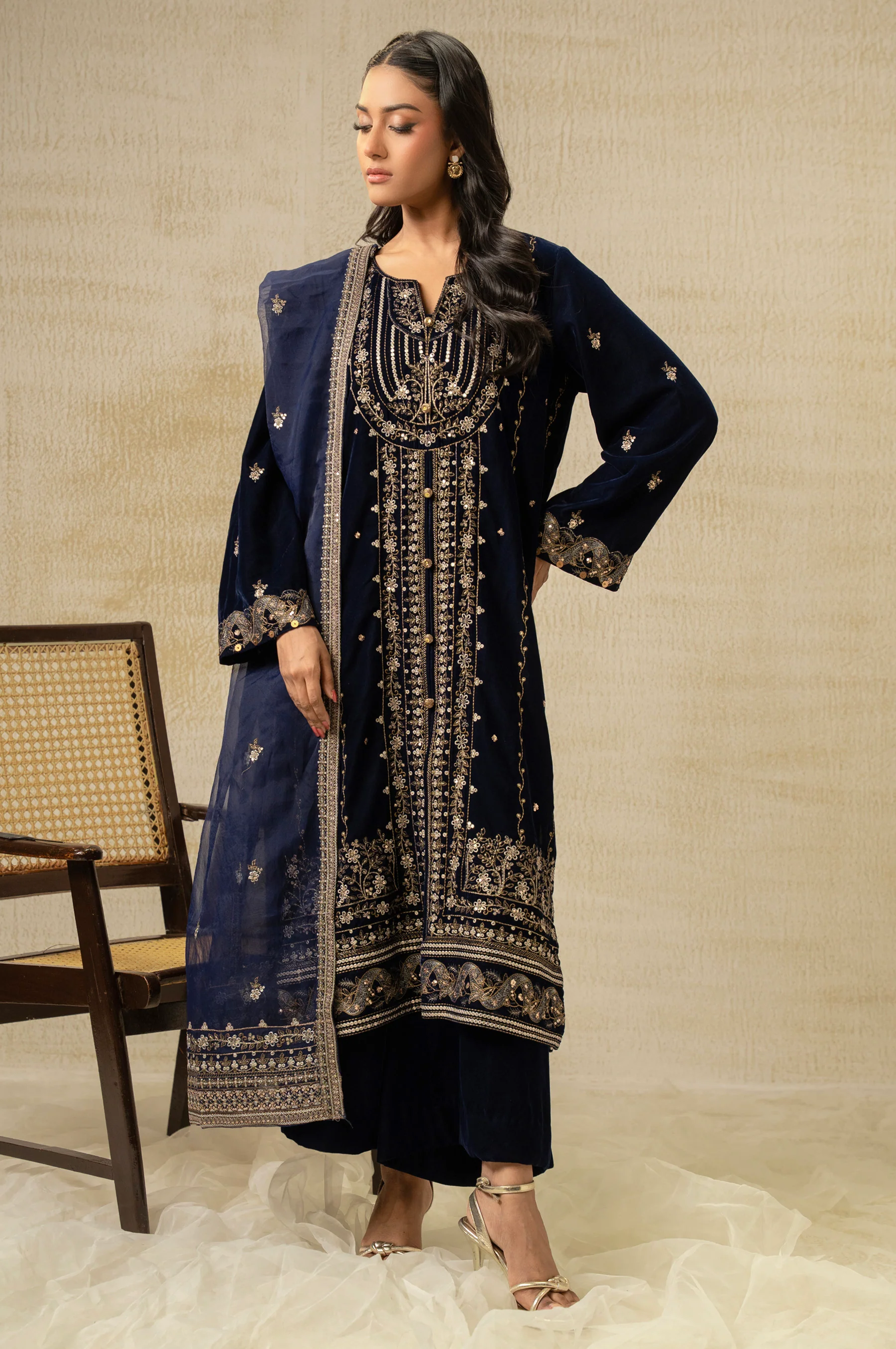 UNSTITCHED EMBROIDERED VELVET SUIT - Image 4
