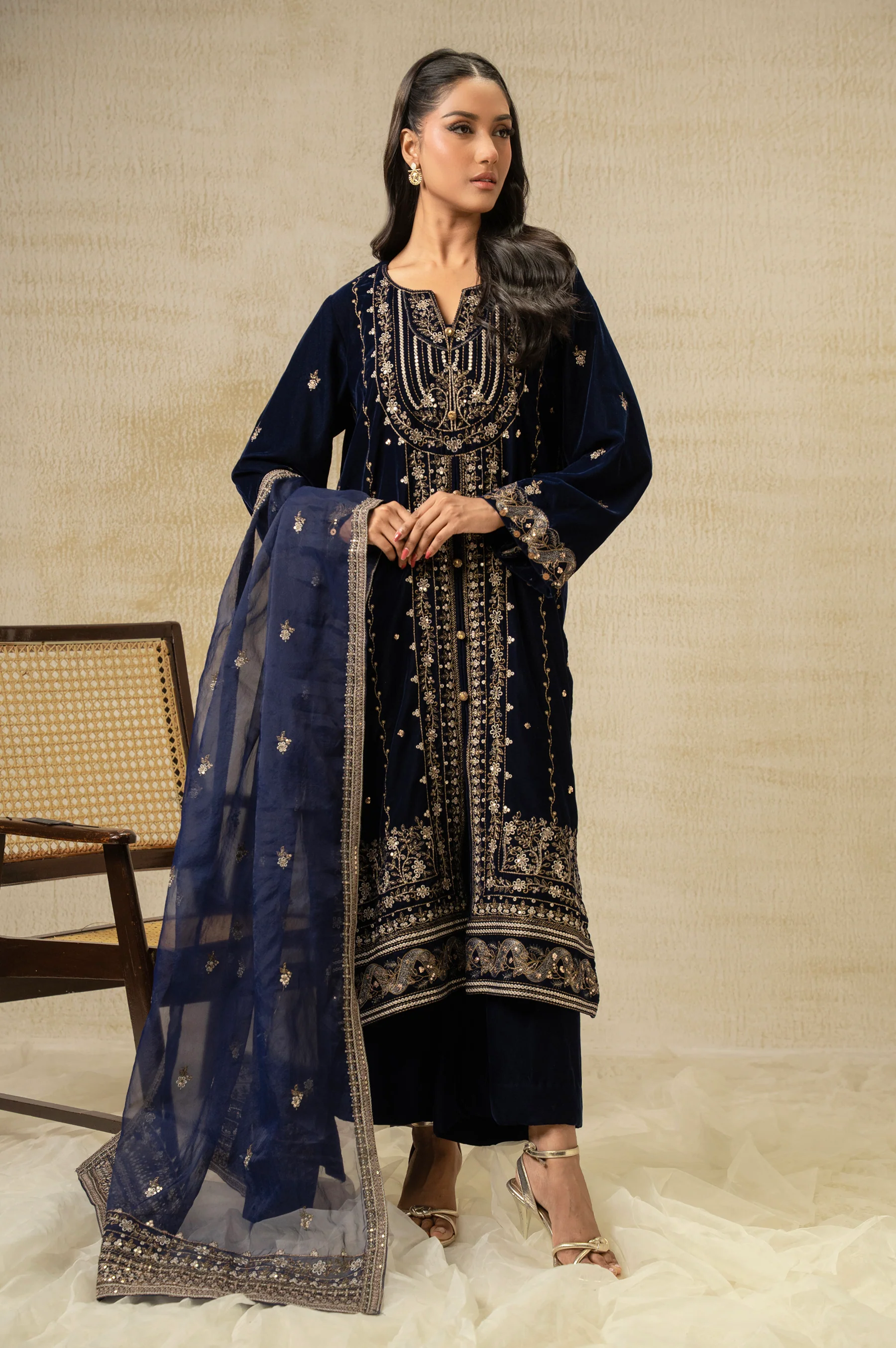 UNSTITCHED EMBROIDERED VELVET SUIT - Image 5