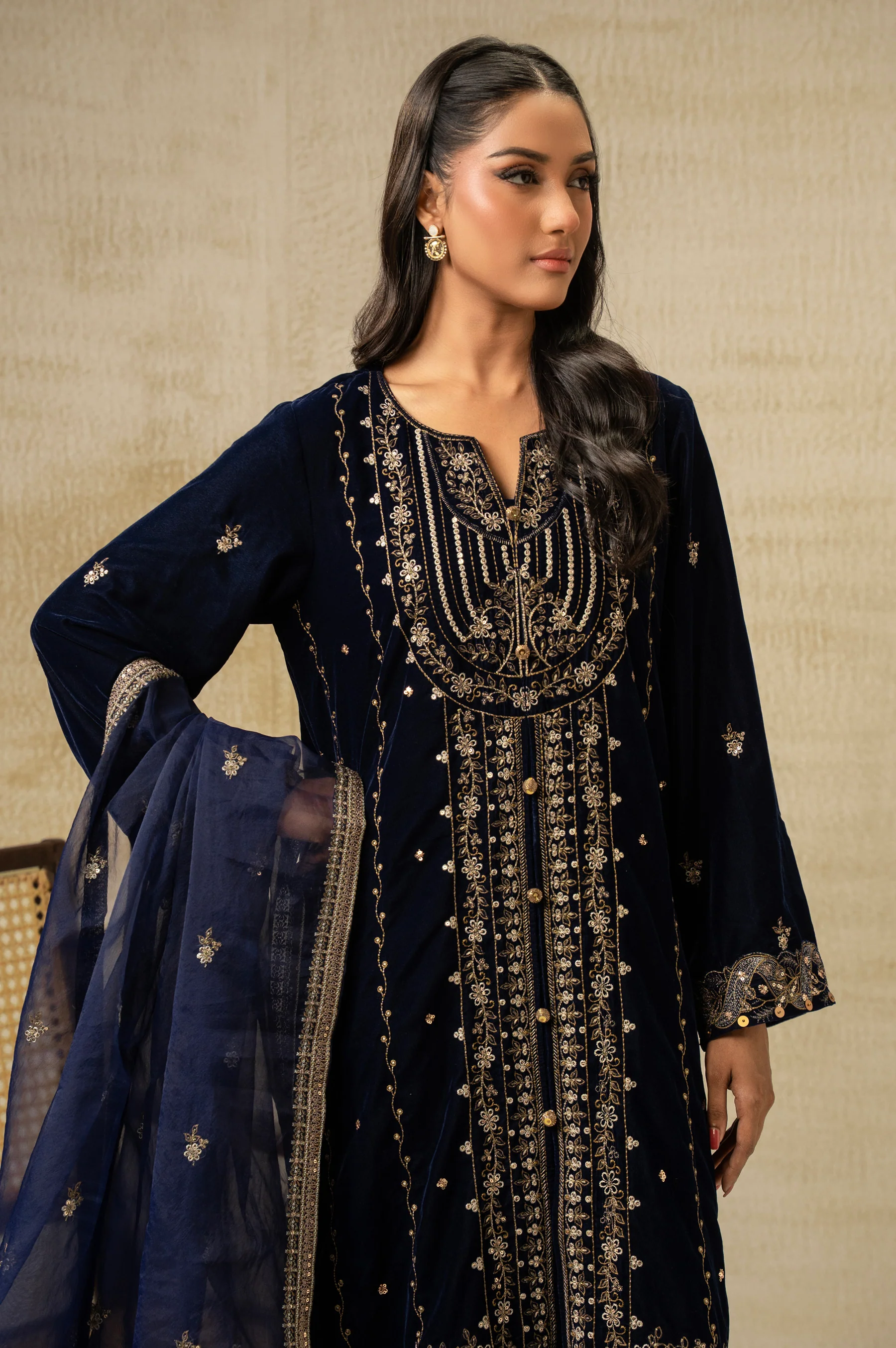 UNSTITCHED EMBROIDERED VELVET SUIT - Image 6