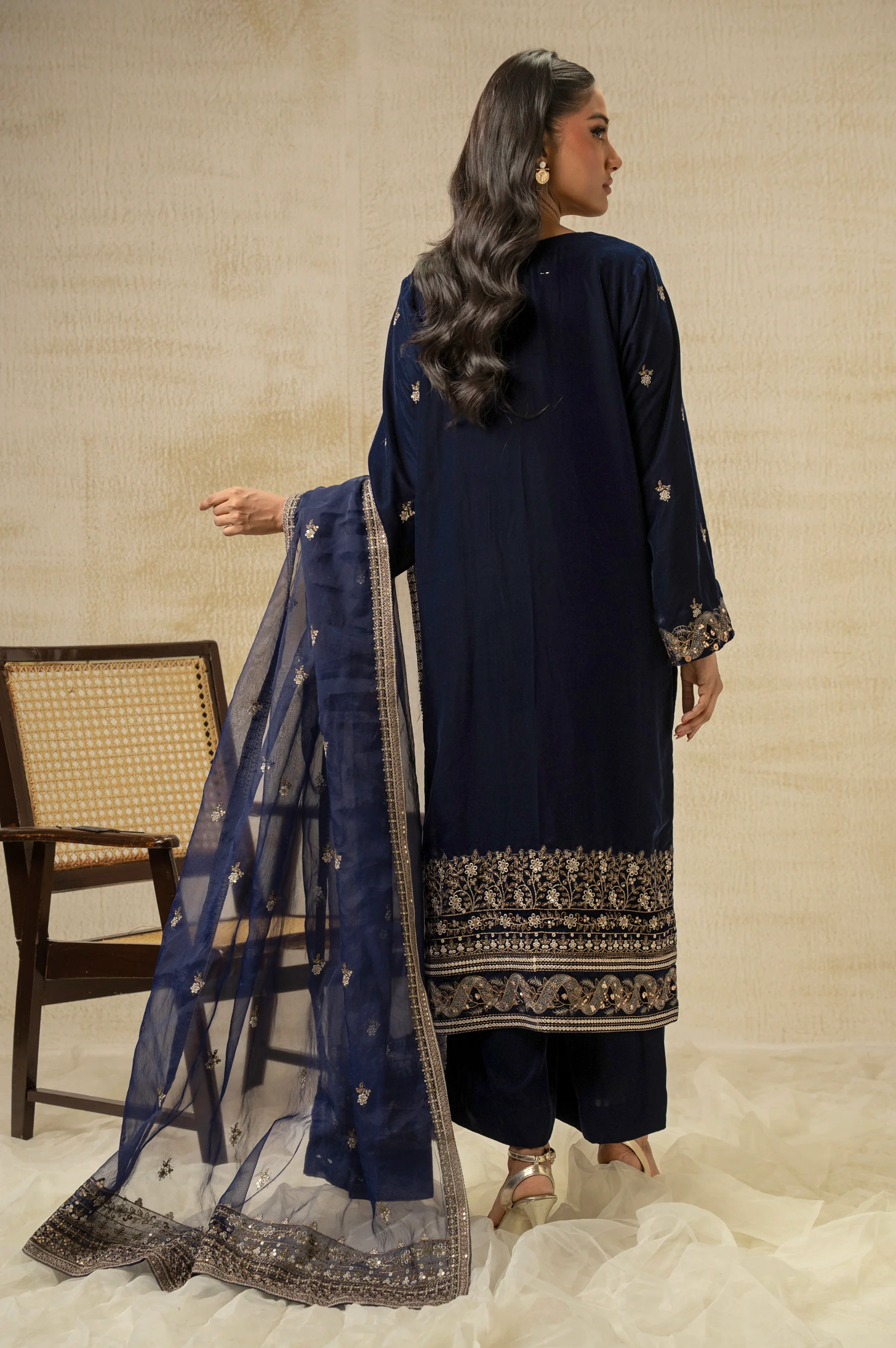 UNSTITCHED EMBROIDERED VELVET SUIT - Image 8