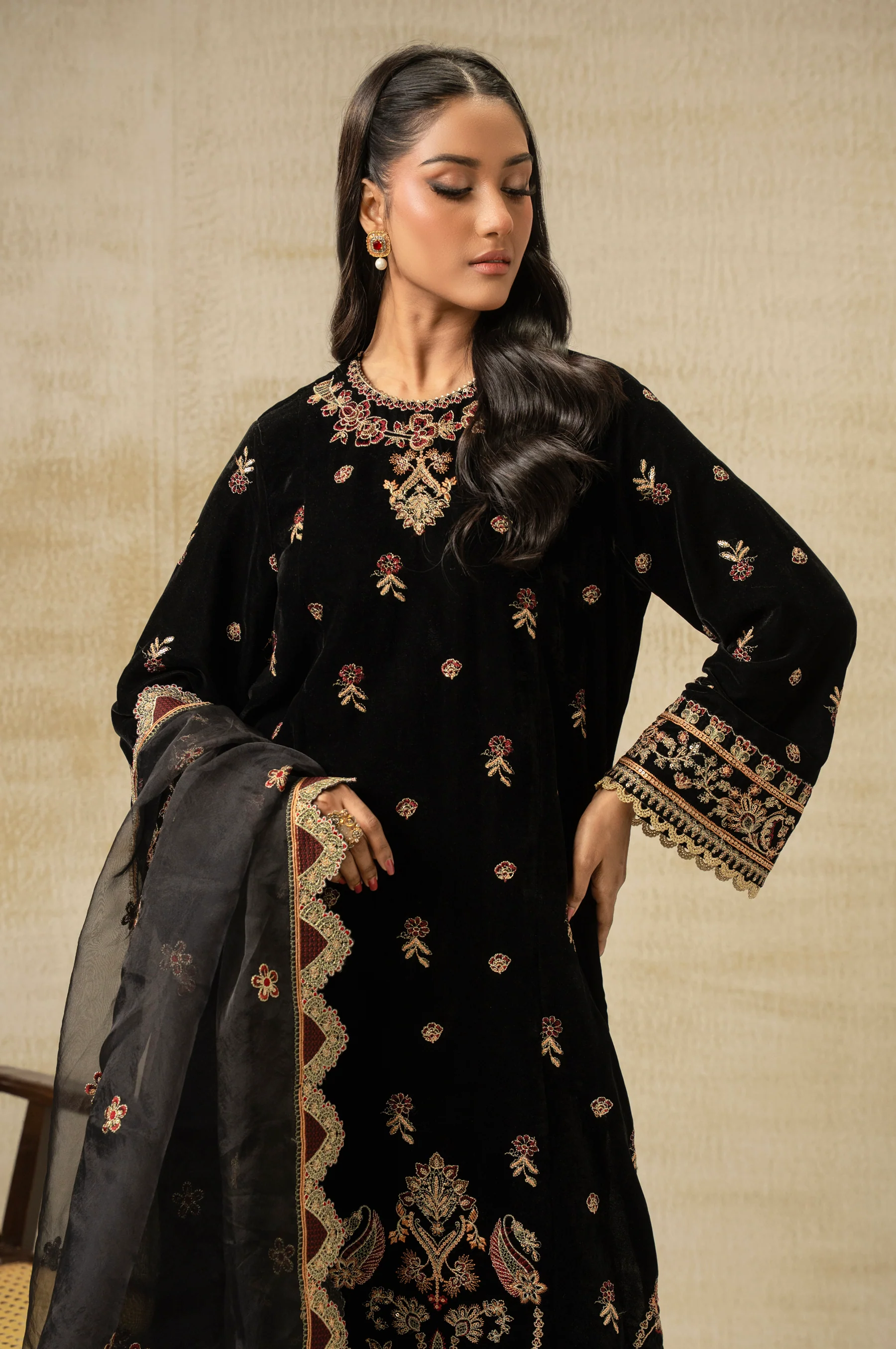 UNSTITCHED EMBROIDERED VELVET SUIT - Image 2