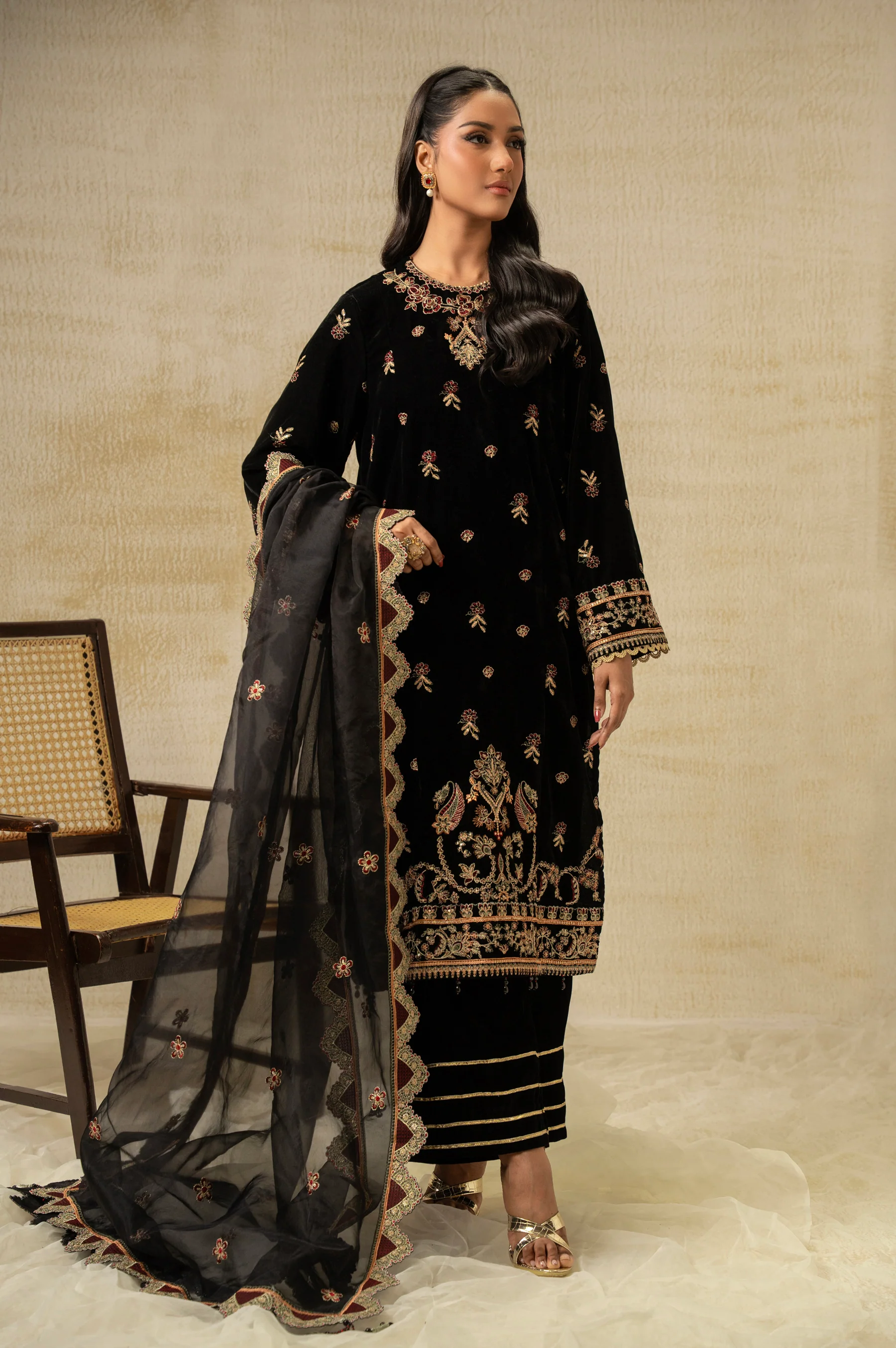 UNSTITCHED EMBROIDERED VELVET SUIT - Image 3