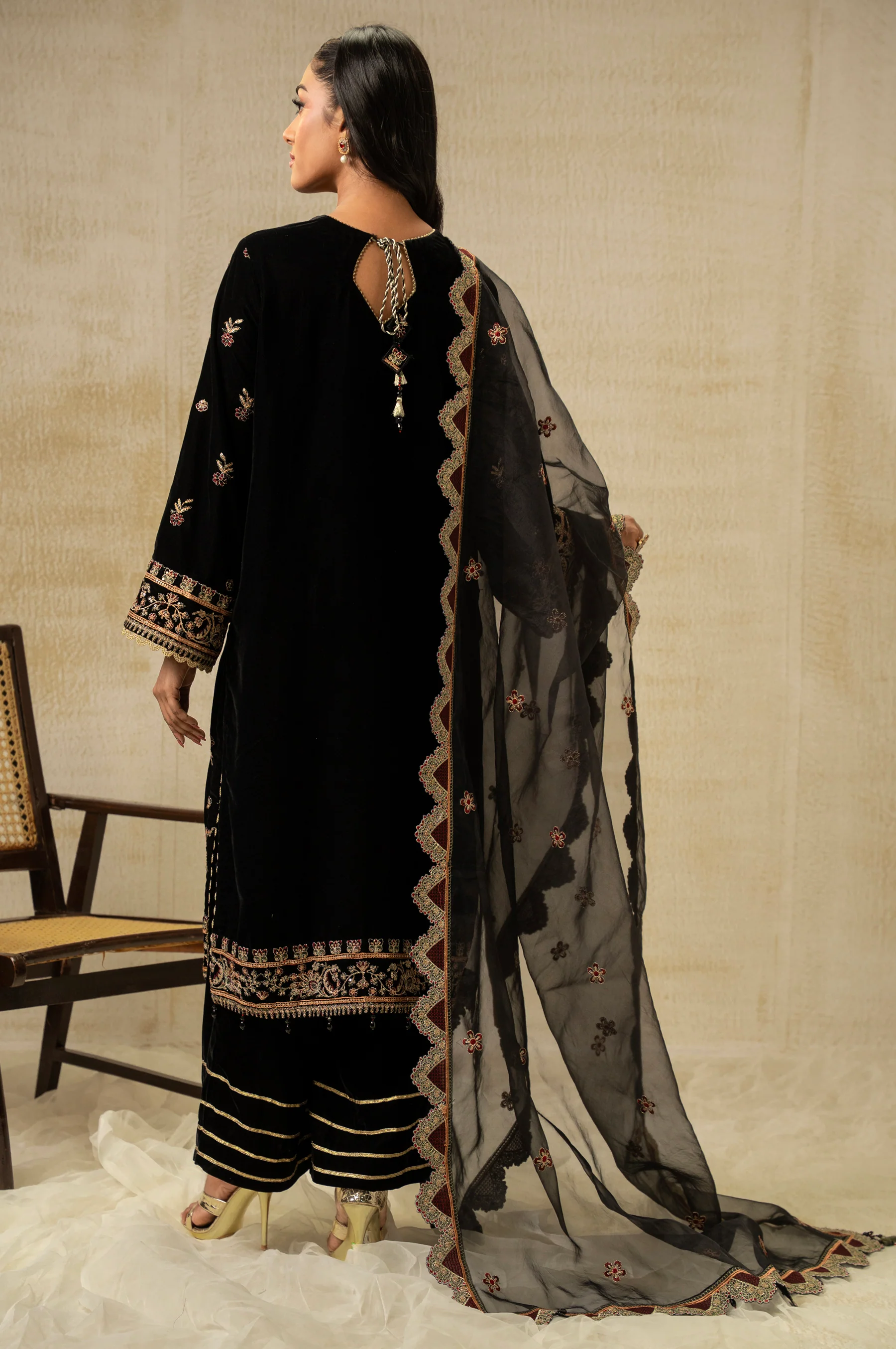 UNSTITCHED EMBROIDERED VELVET SUIT - Image 4