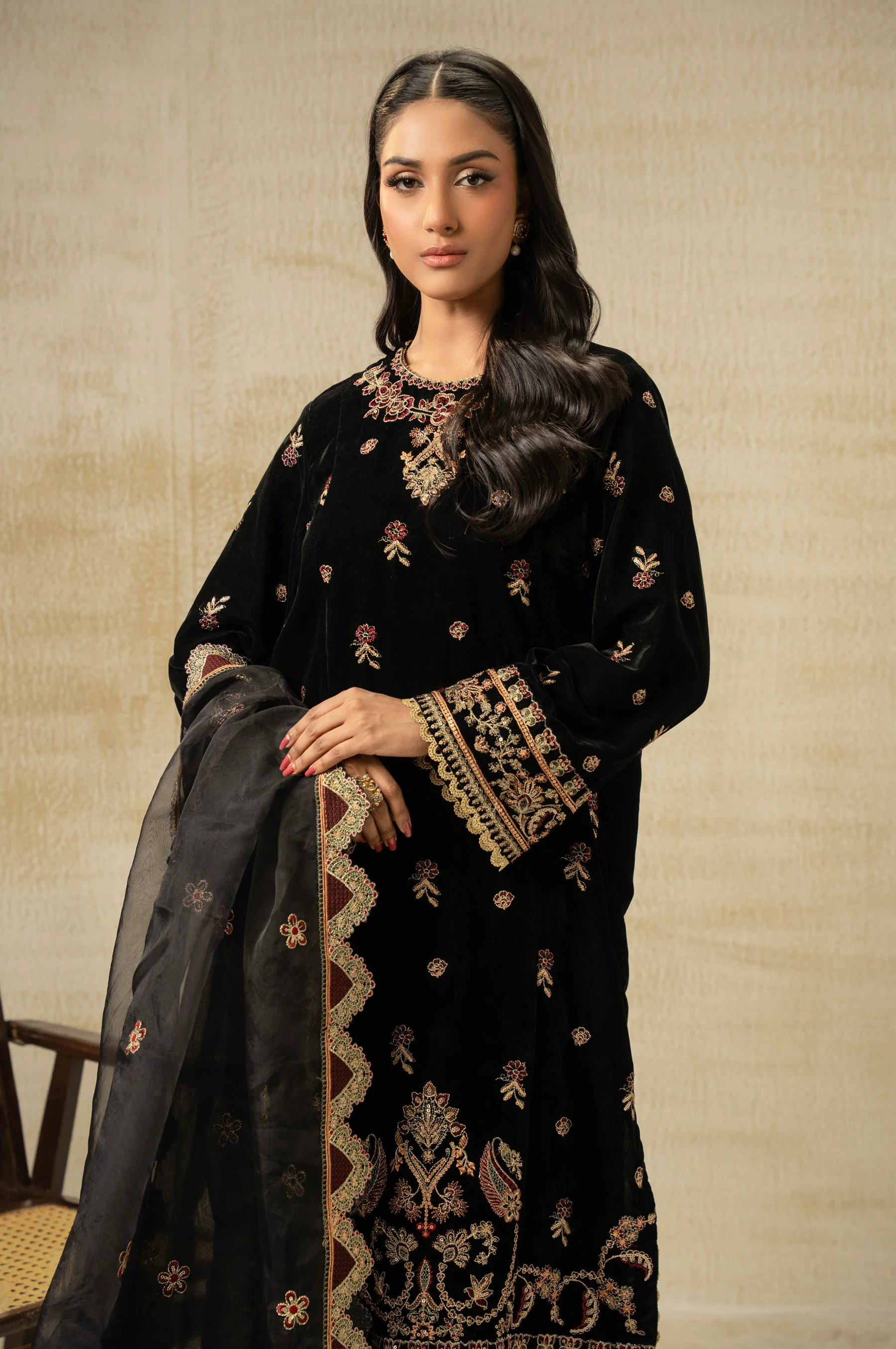 UNSTITCHED EMBROIDERED VELVET SUIT - Image 5