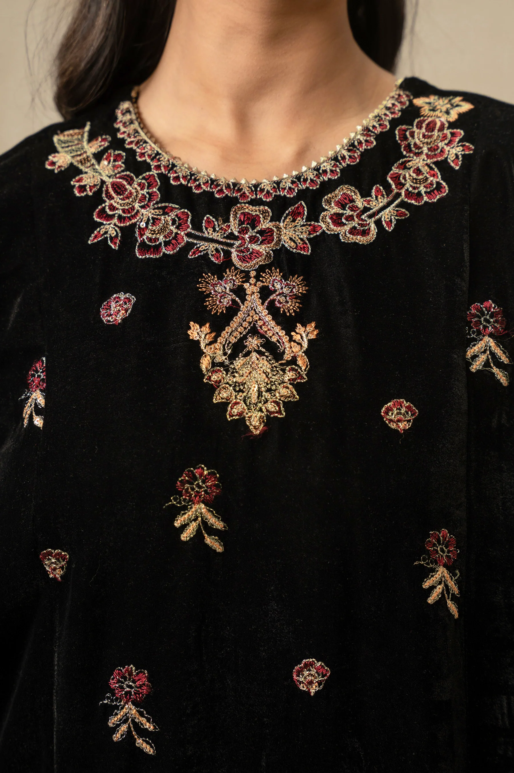 UNSTITCHED EMBROIDERED VELVET SUIT - Image 6
