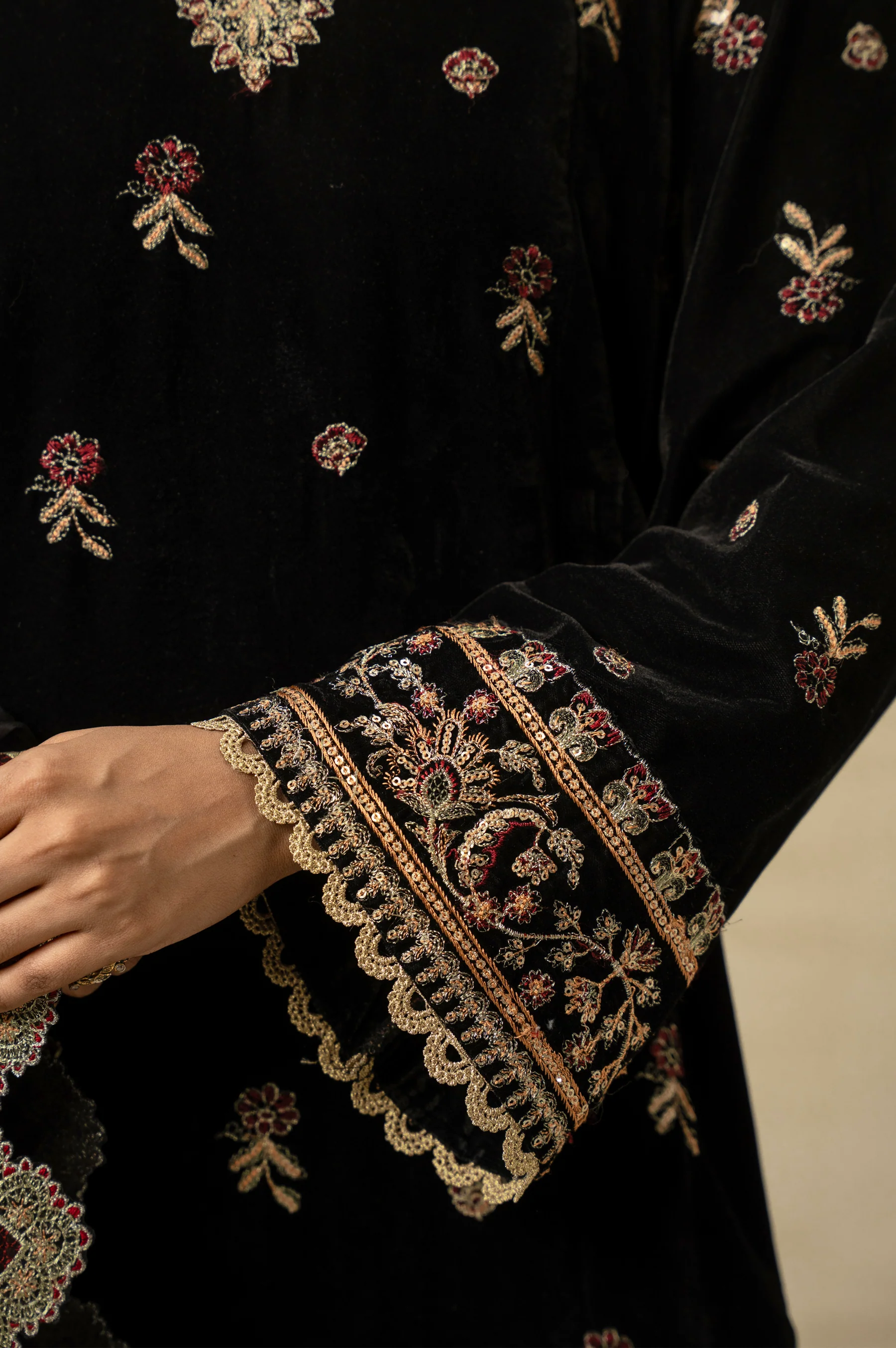 UNSTITCHED EMBROIDERED VELVET SUIT - Image 7