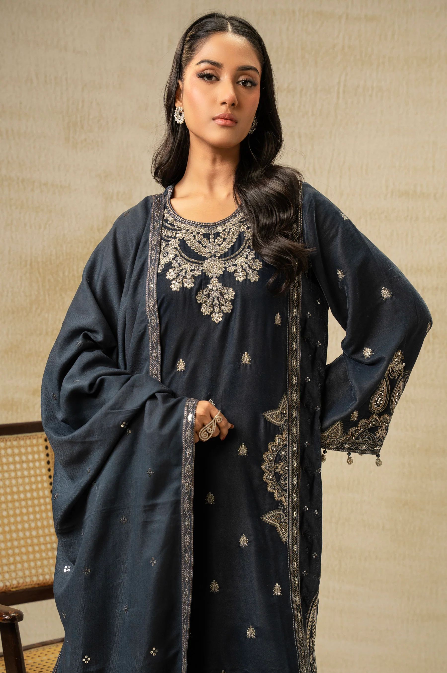 UNSTITCHED EMBROIDERED VELVET SUIT - Image 2