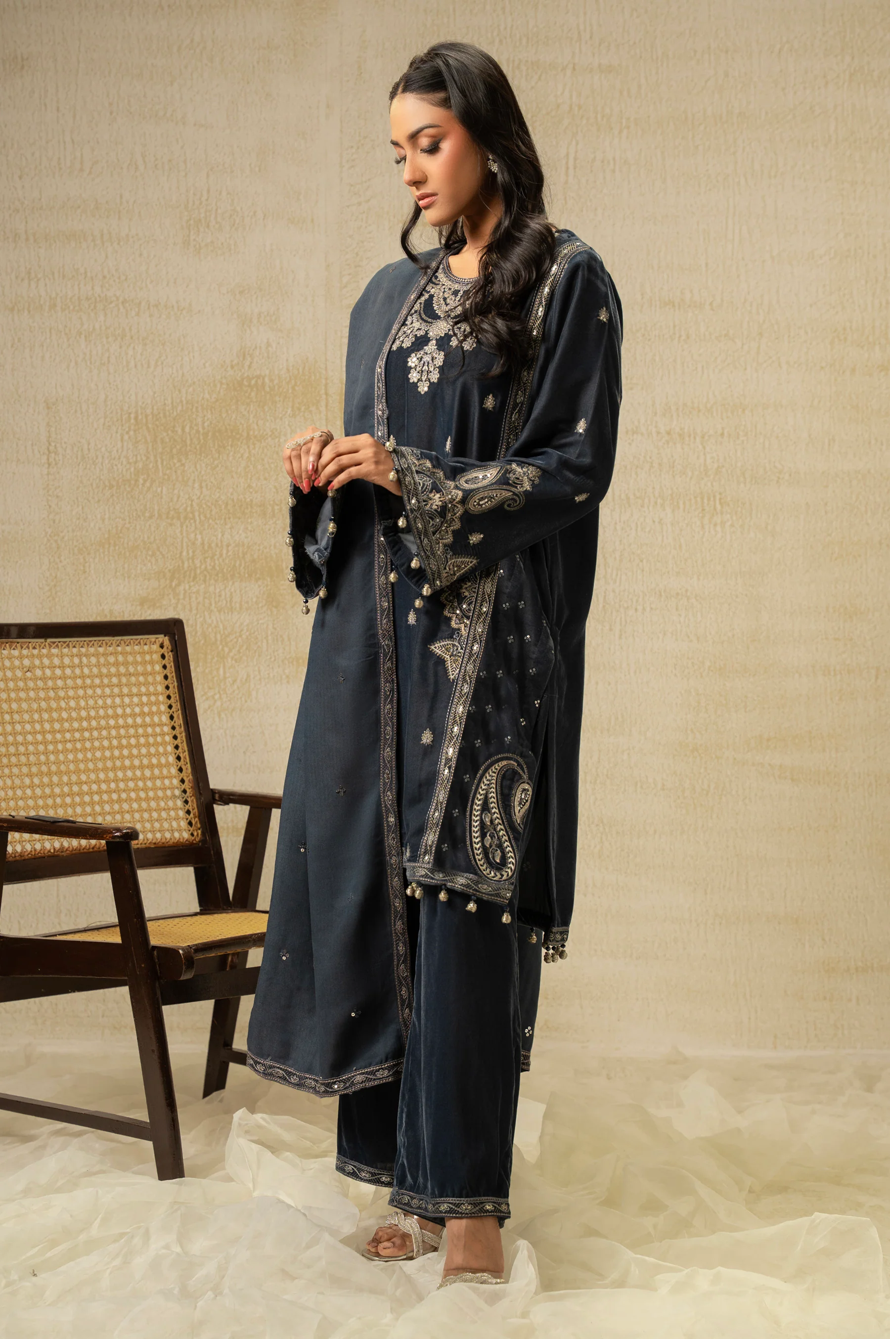 UNSTITCHED EMBROIDERED VELVET SUIT - Image 3