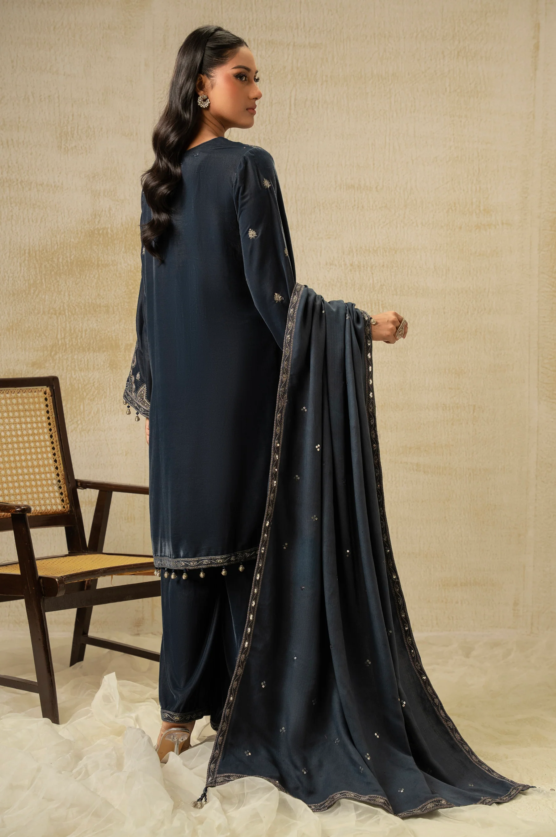 UNSTITCHED EMBROIDERED VELVET SUIT - Image 4