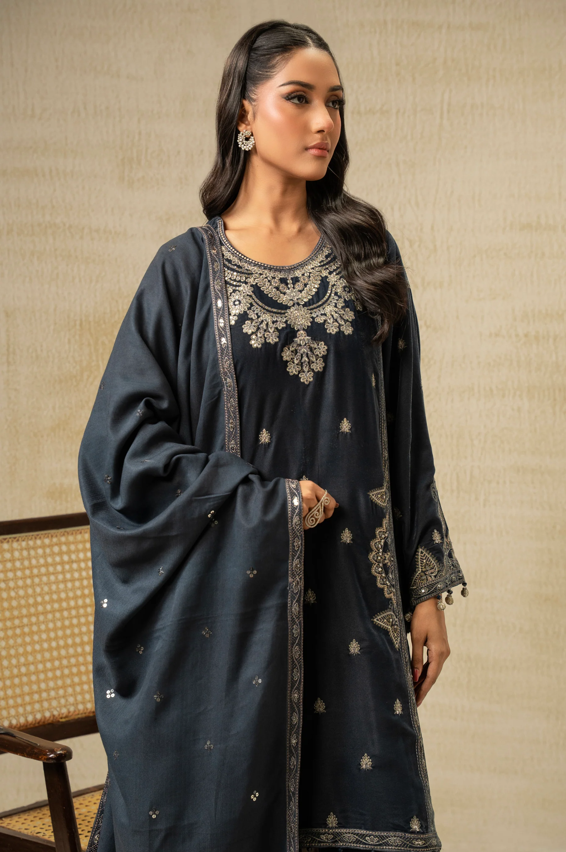 UNSTITCHED EMBROIDERED VELVET SUIT - Image 5
