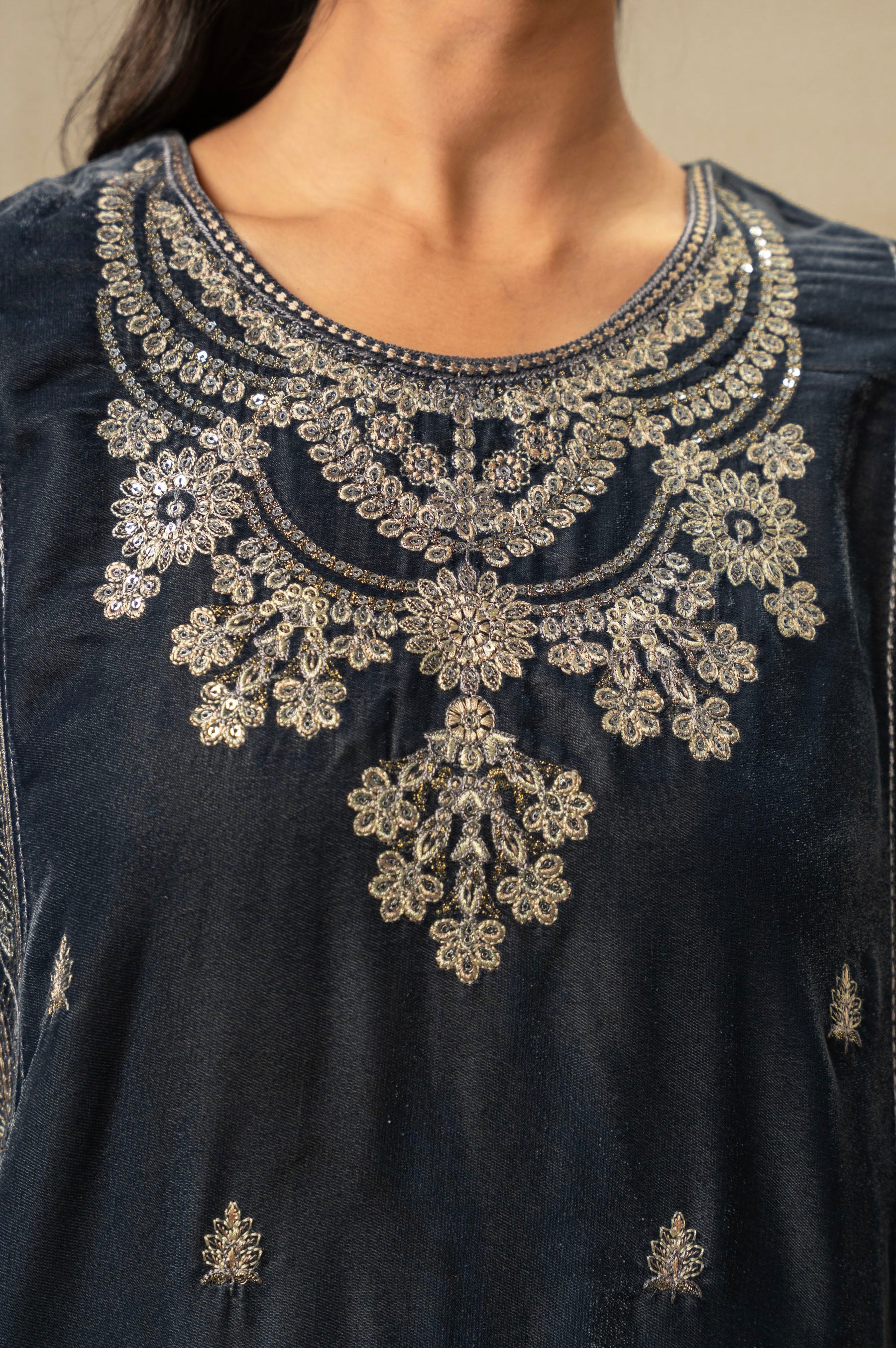 UNSTITCHED EMBROIDERED VELVET SUIT - Image 6