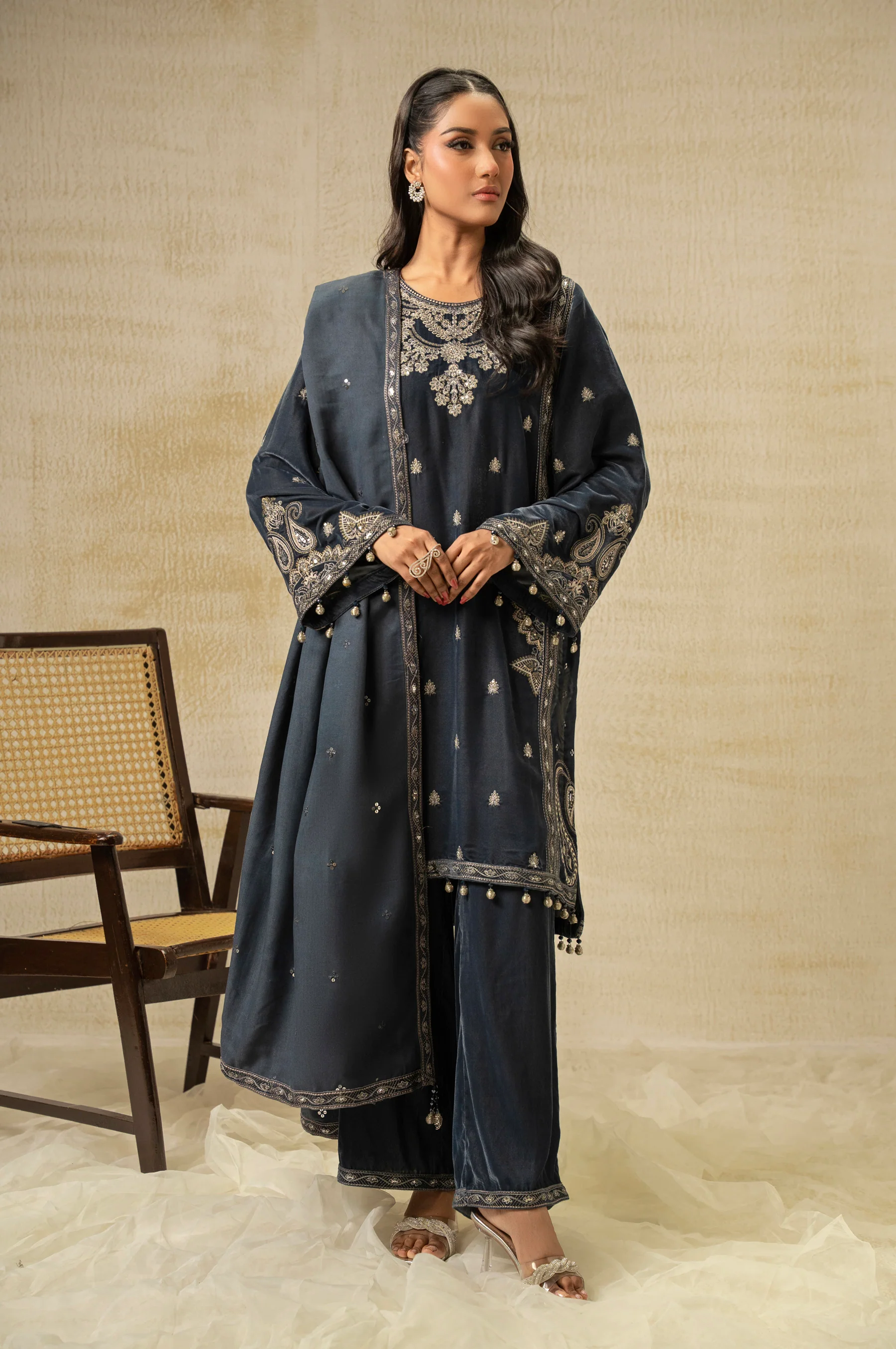 UNSTITCHED EMBROIDERED VELVET SUIT - Image 7