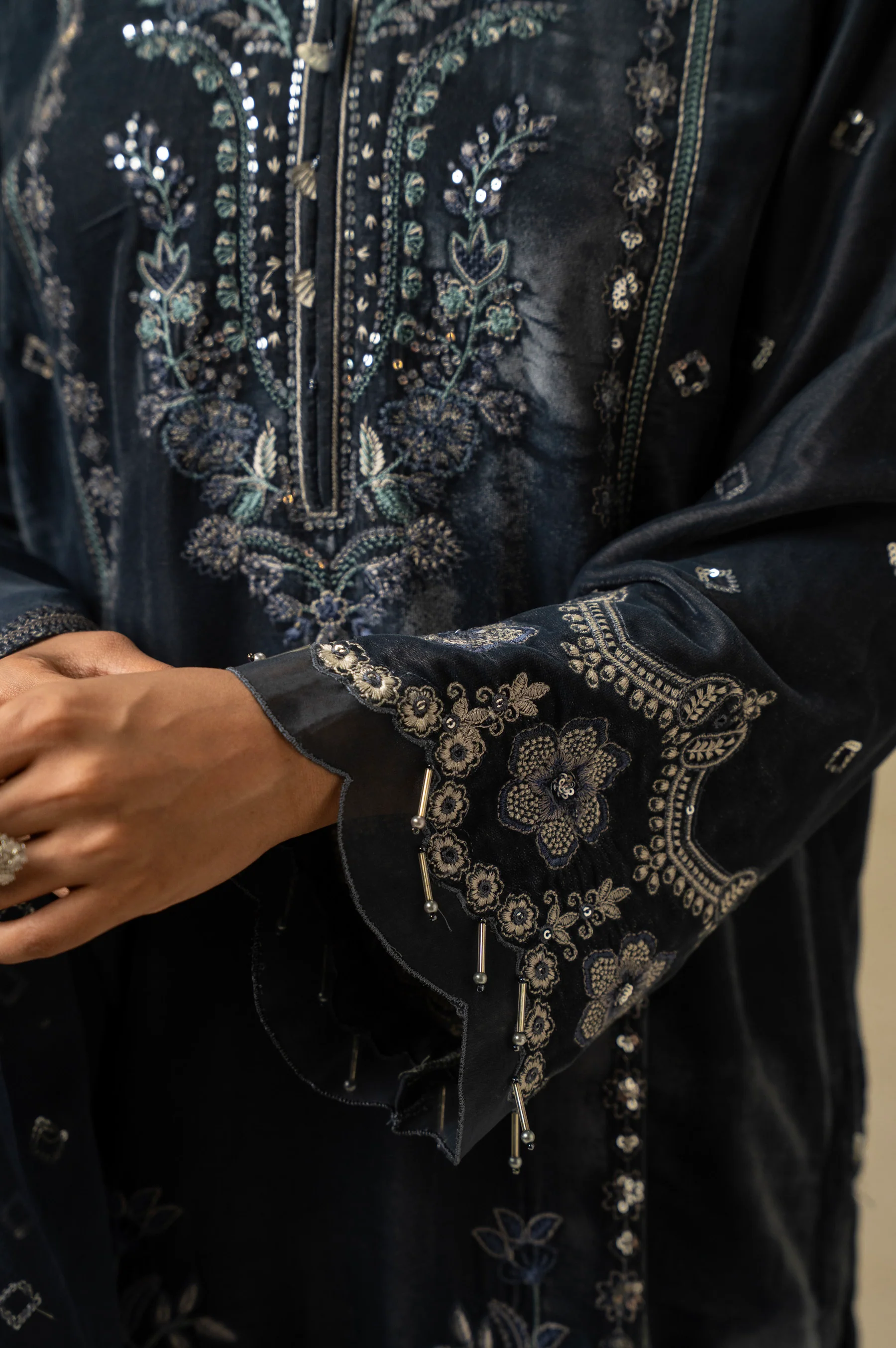 UNSTITCHED EMBROIDERED VELVET SUIT - Image 2