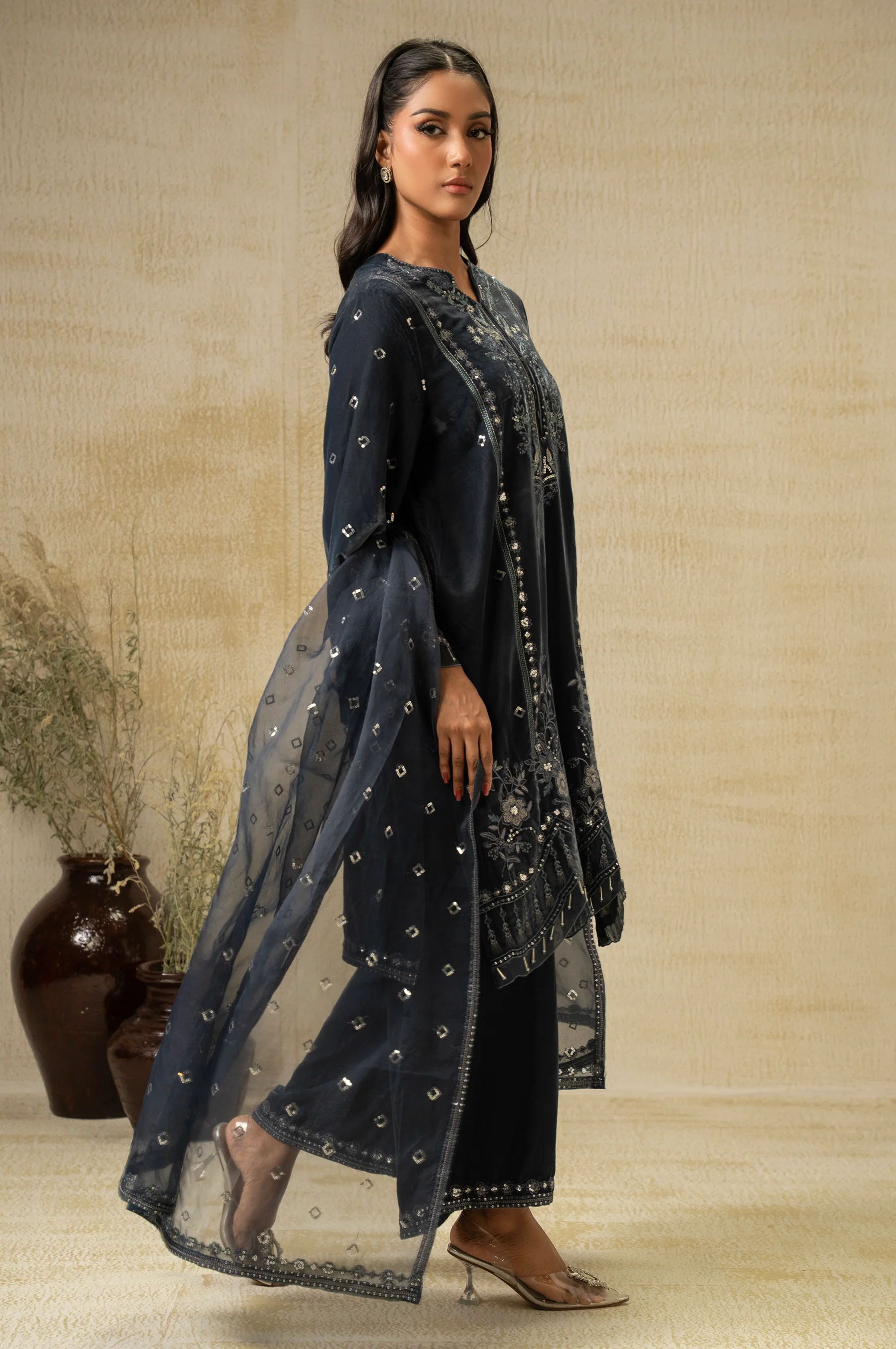 UNSTITCHED EMBROIDERED VELVET SUIT - Image 3