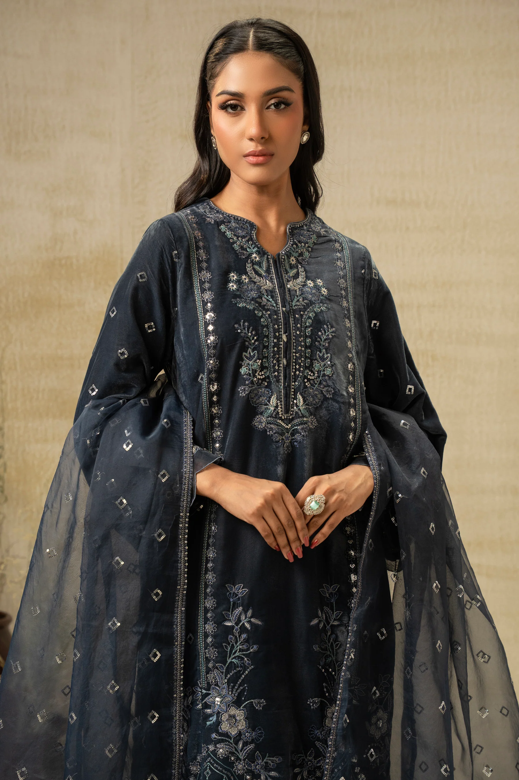 UNSTITCHED EMBROIDERED VELVET SUIT - Image 4