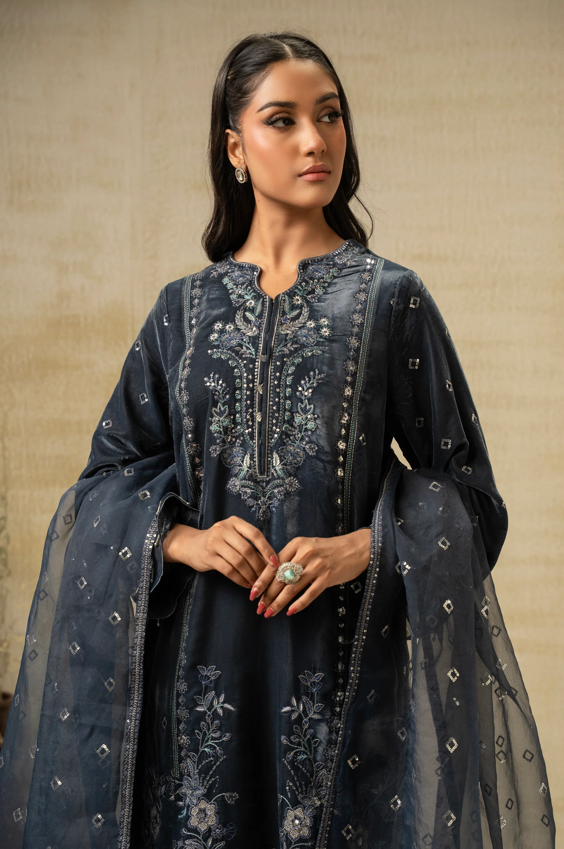 UNSTITCHED EMBROIDERED VELVET SUIT - Image 5