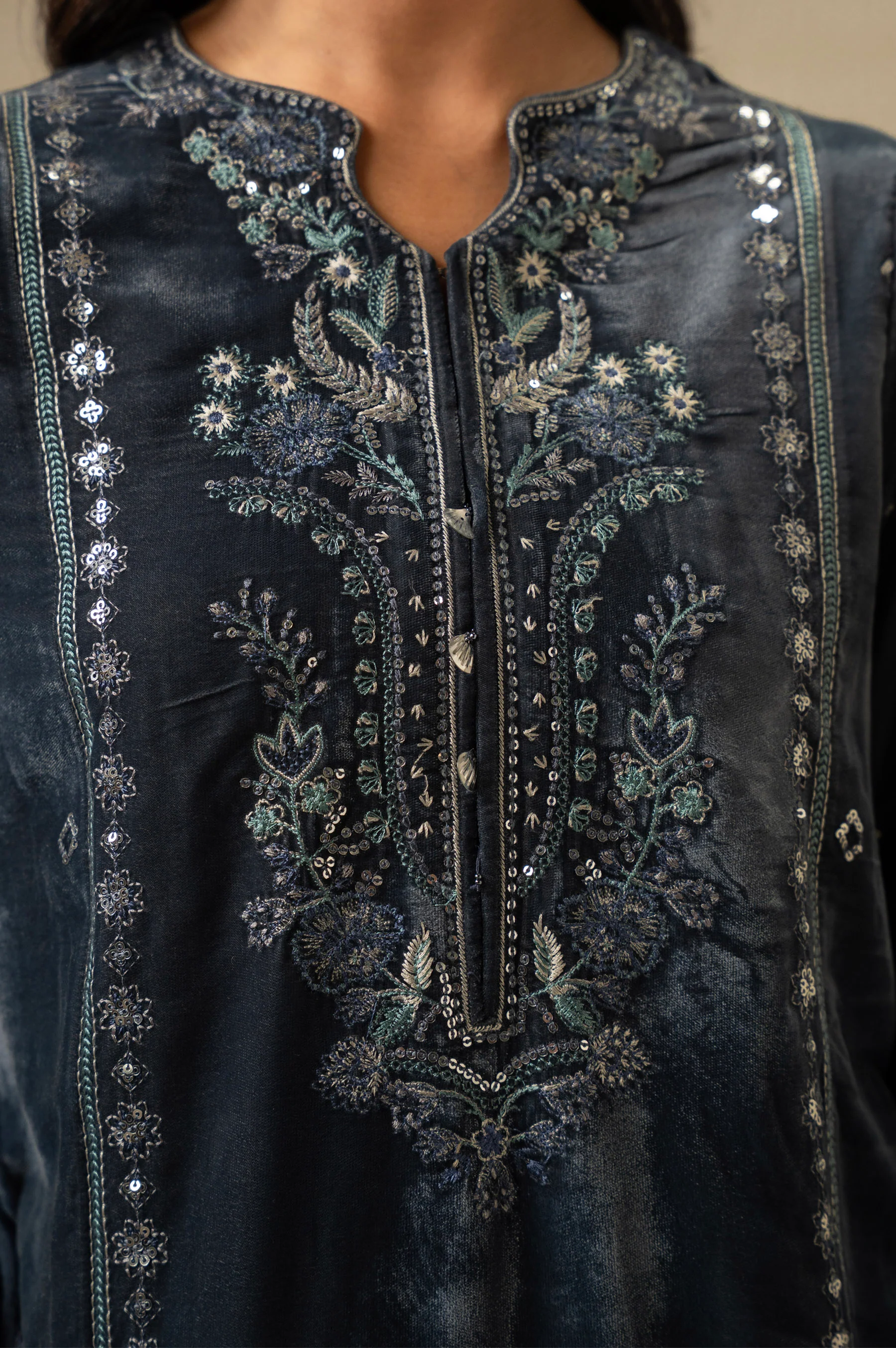 UNSTITCHED EMBROIDERED VELVET SUIT - Image 6