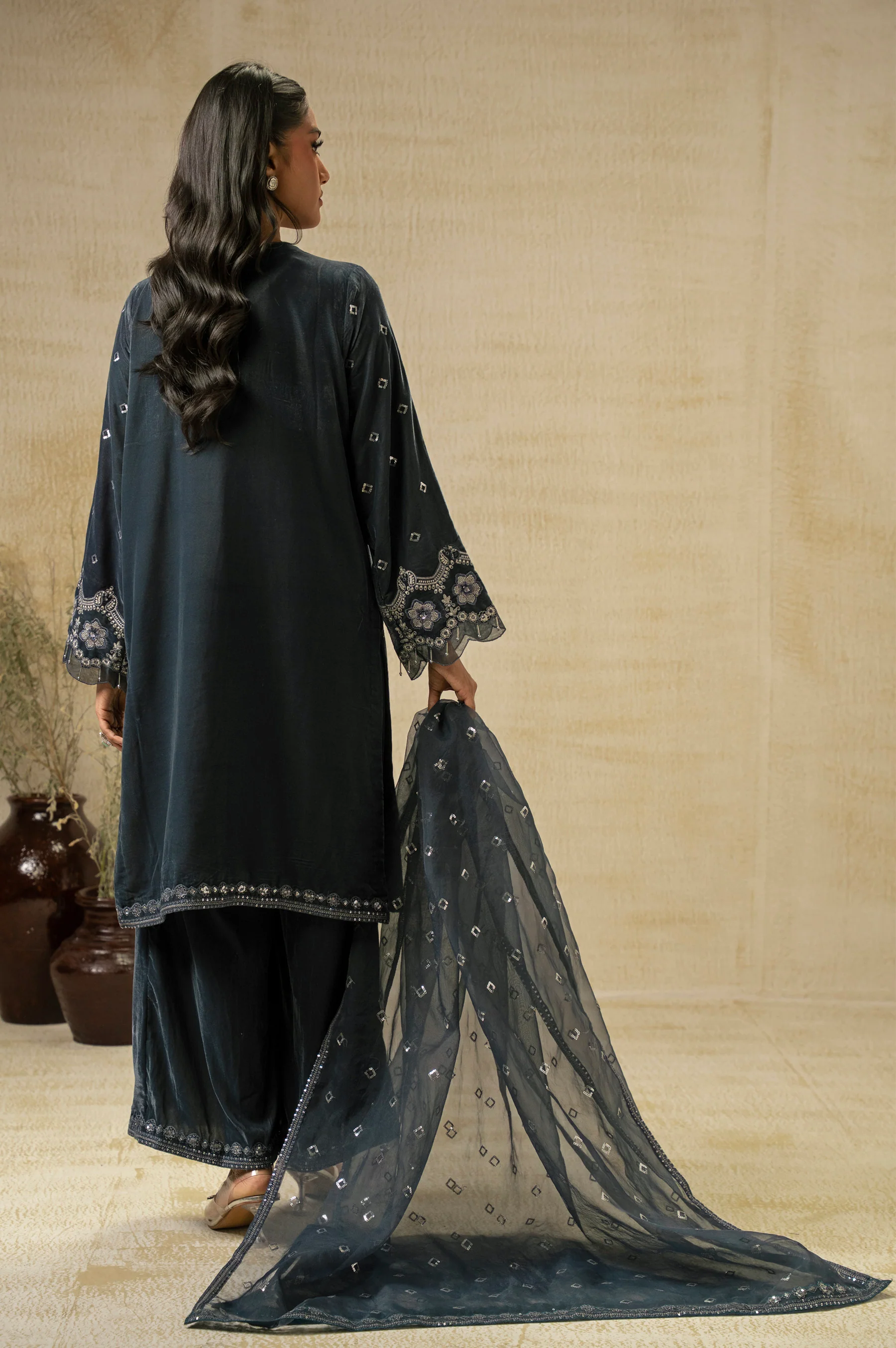 UNSTITCHED EMBROIDERED VELVET SUIT - Image 7