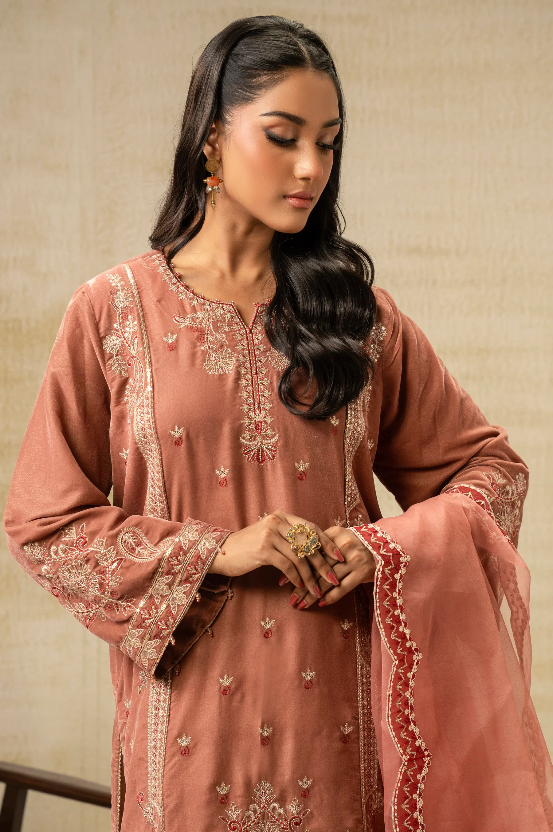 UNSTITCHED EMBROIDERED VELVET SUIT - Image 2