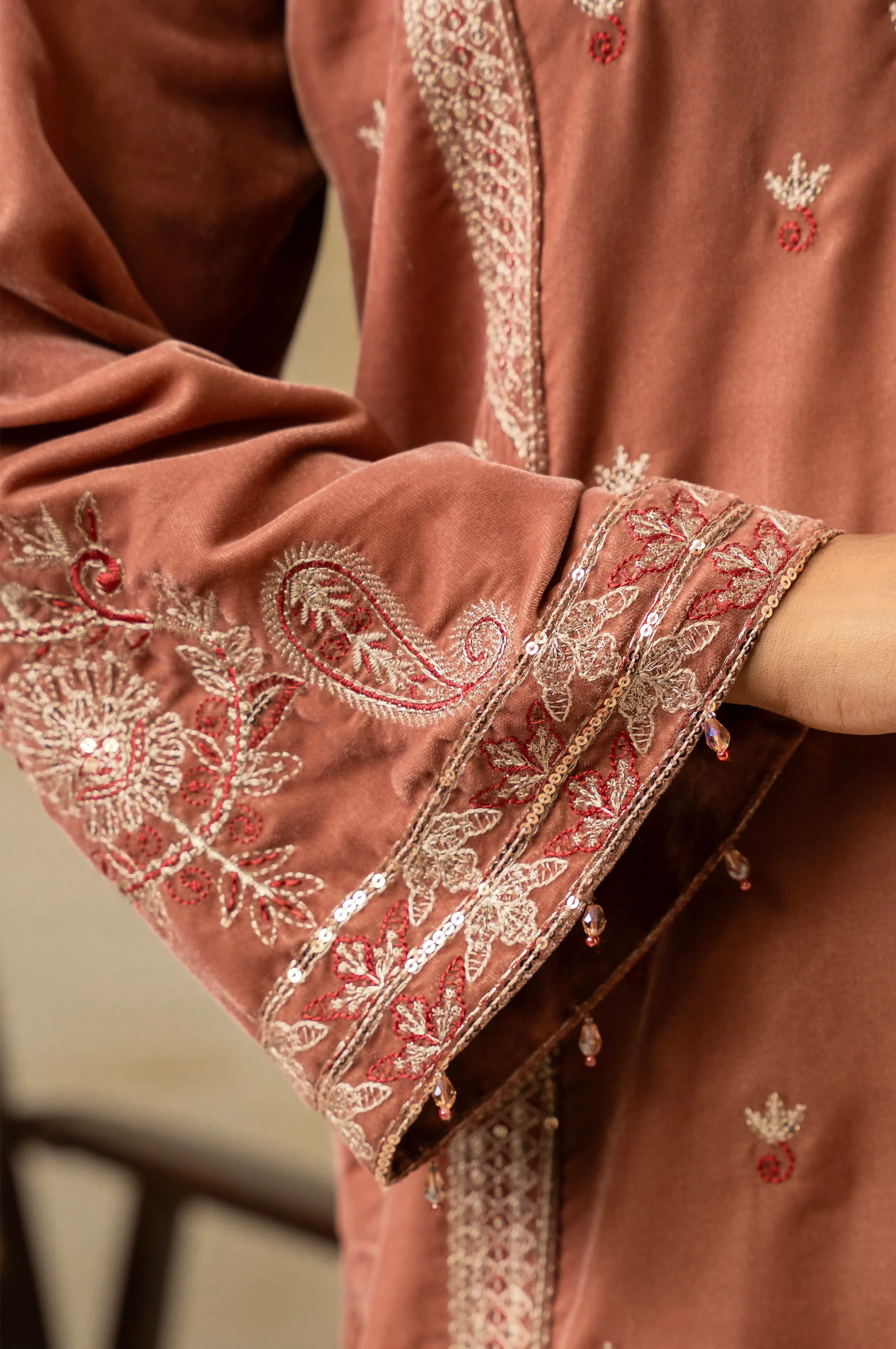 UNSTITCHED EMBROIDERED VELVET SUIT - Image 3