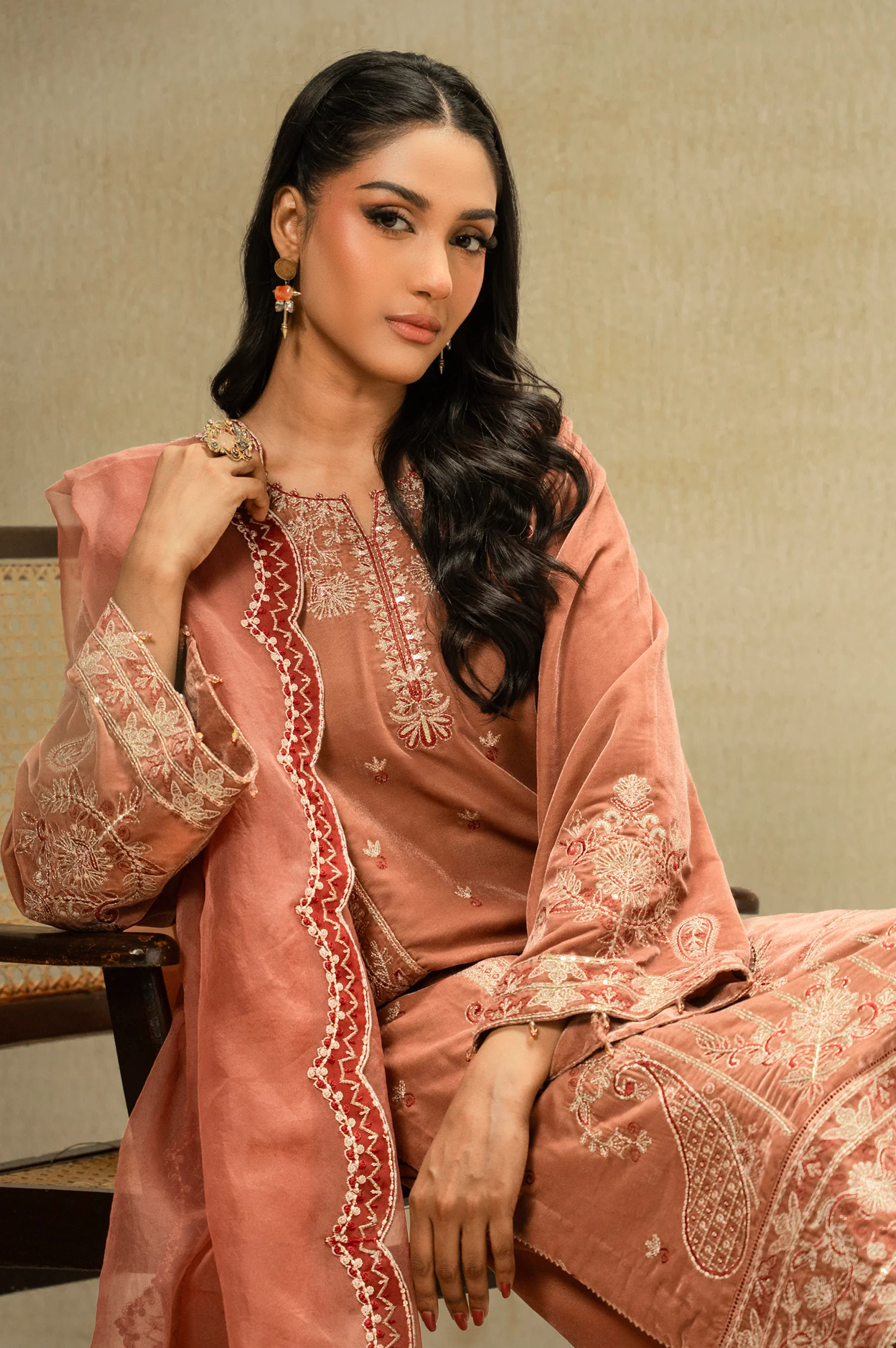 UNSTITCHED EMBROIDERED VELVET SUIT - Image 4