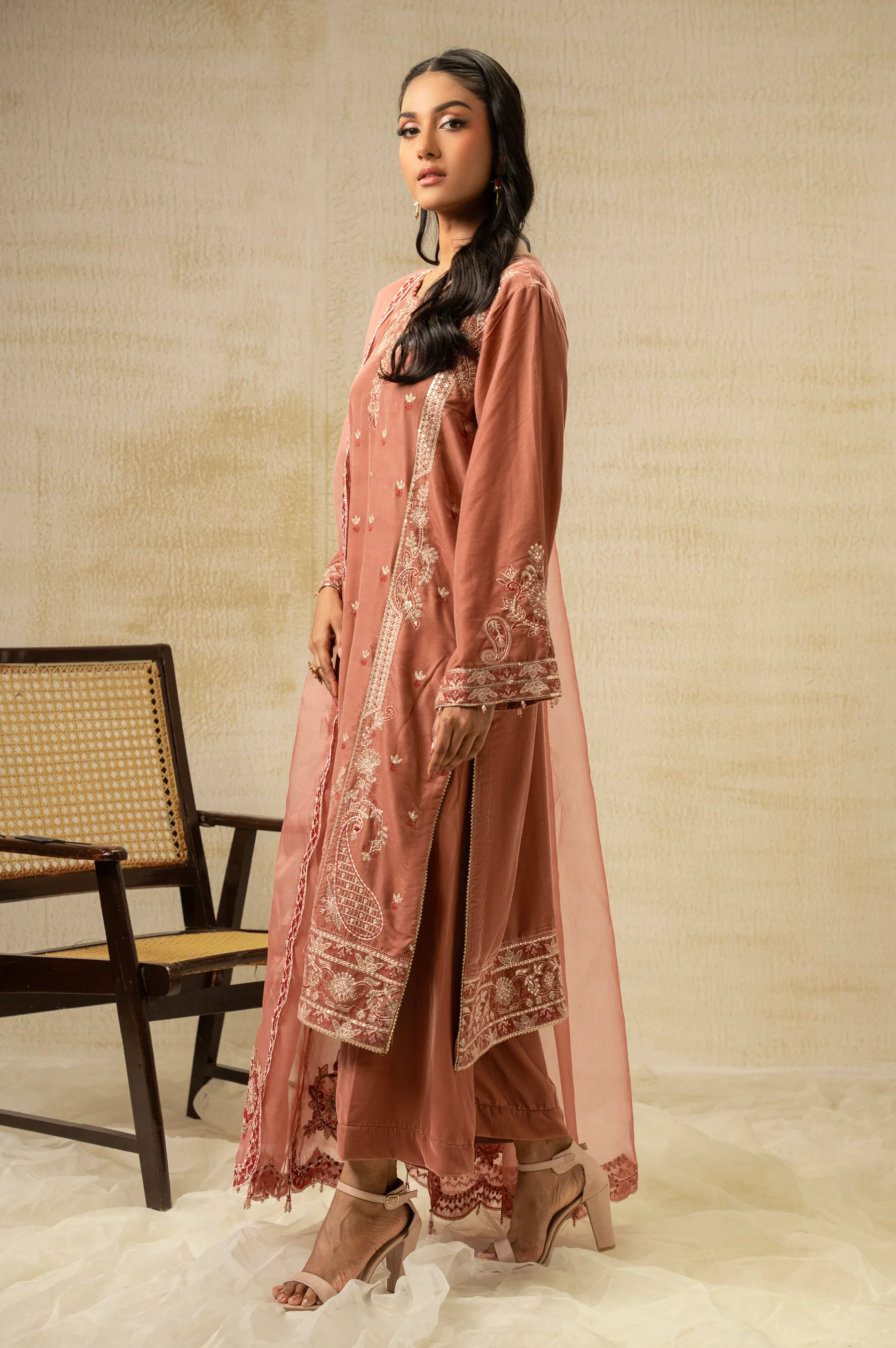 UNSTITCHED EMBROIDERED VELVET SUIT - Image 5
