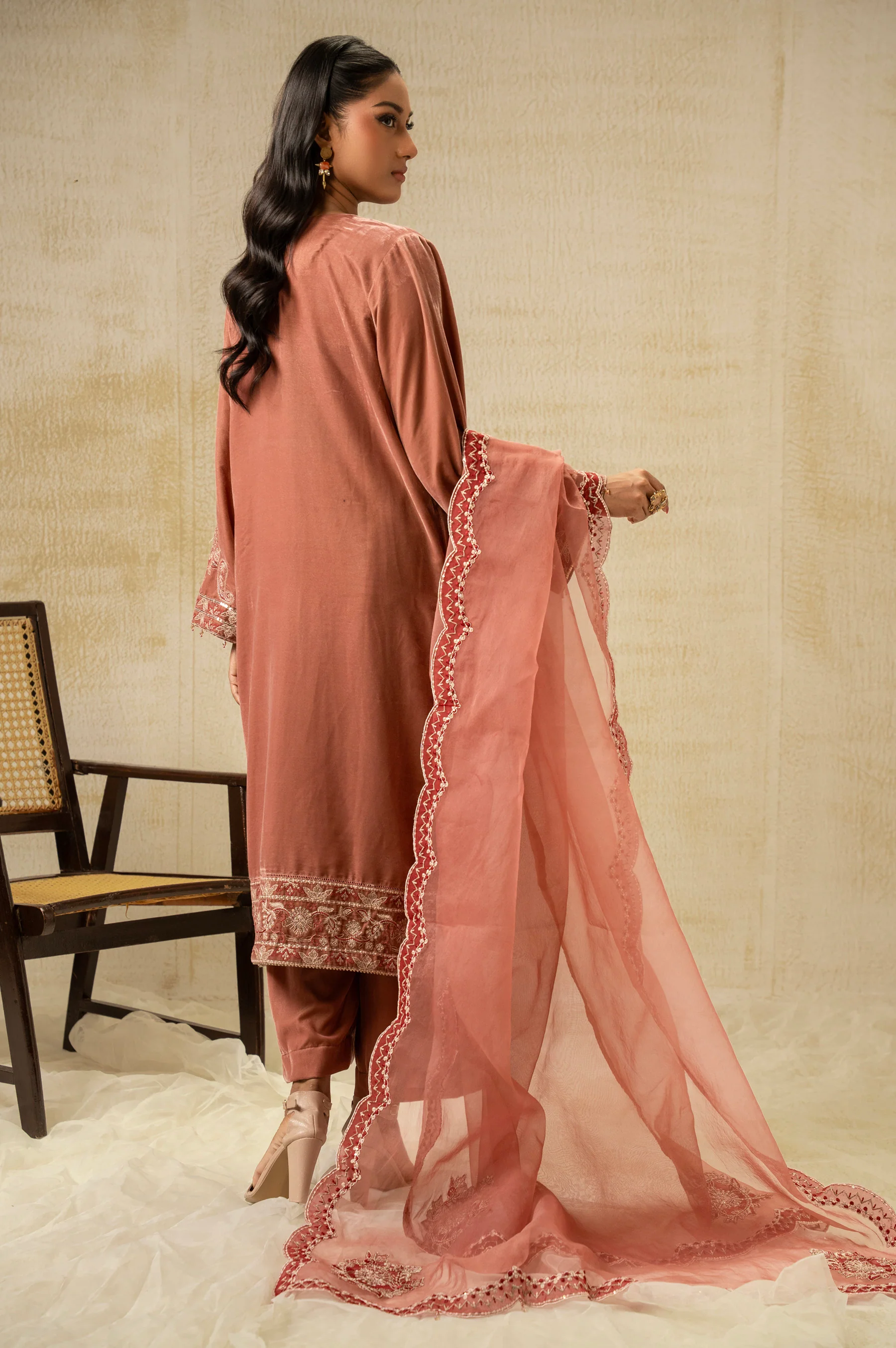 UNSTITCHED EMBROIDERED VELVET SUIT - Image 6
