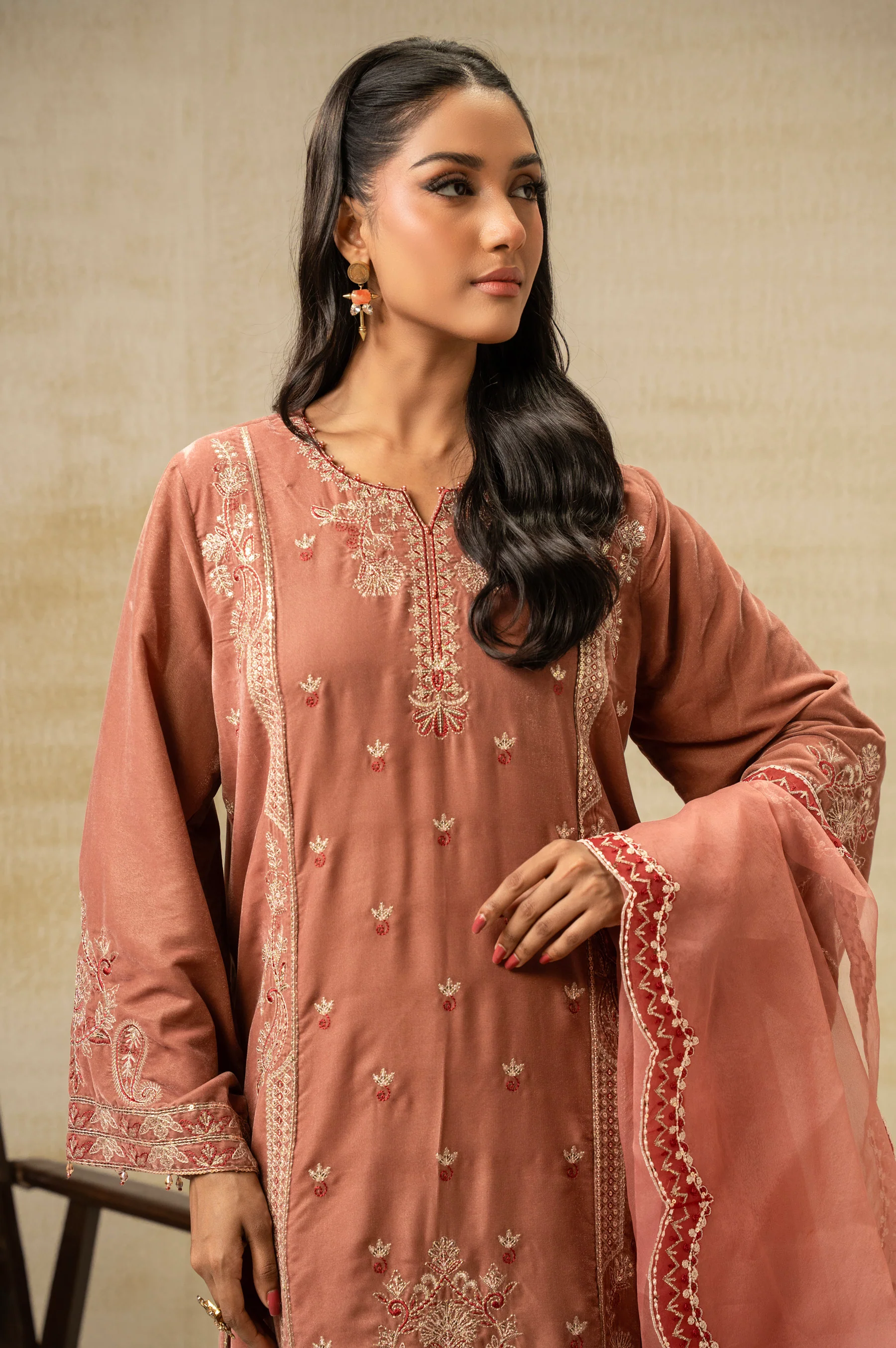 UNSTITCHED EMBROIDERED VELVET SUIT - Image 7