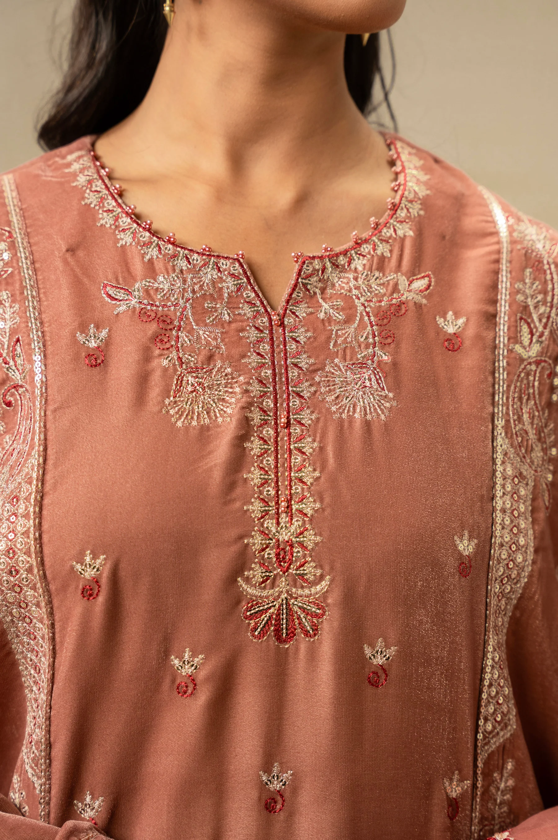 UNSTITCHED EMBROIDERED VELVET SUIT - Image 8