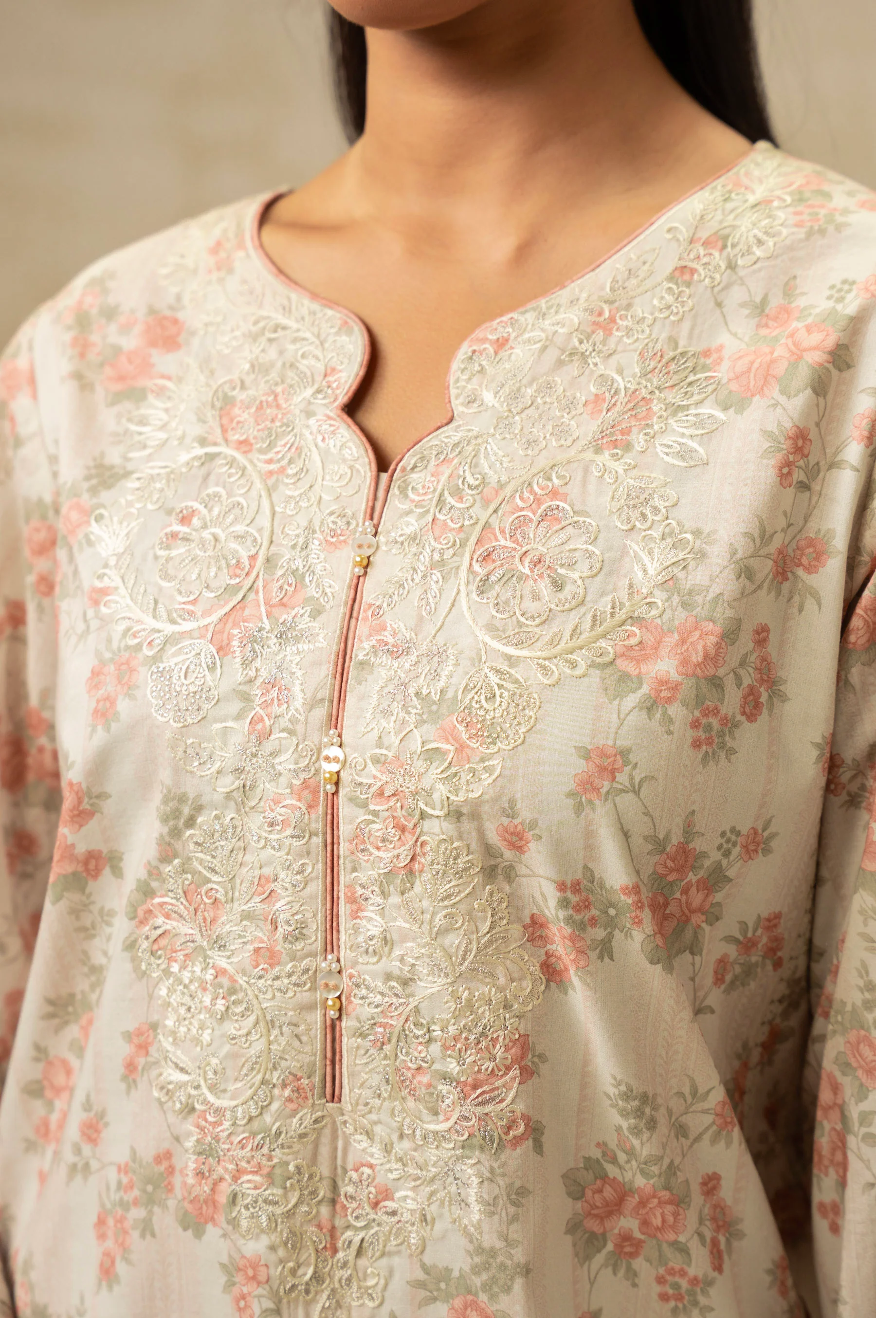EMBROIDERED LAWN UNSTITCHED 3 PIECE SUIT - Image 3