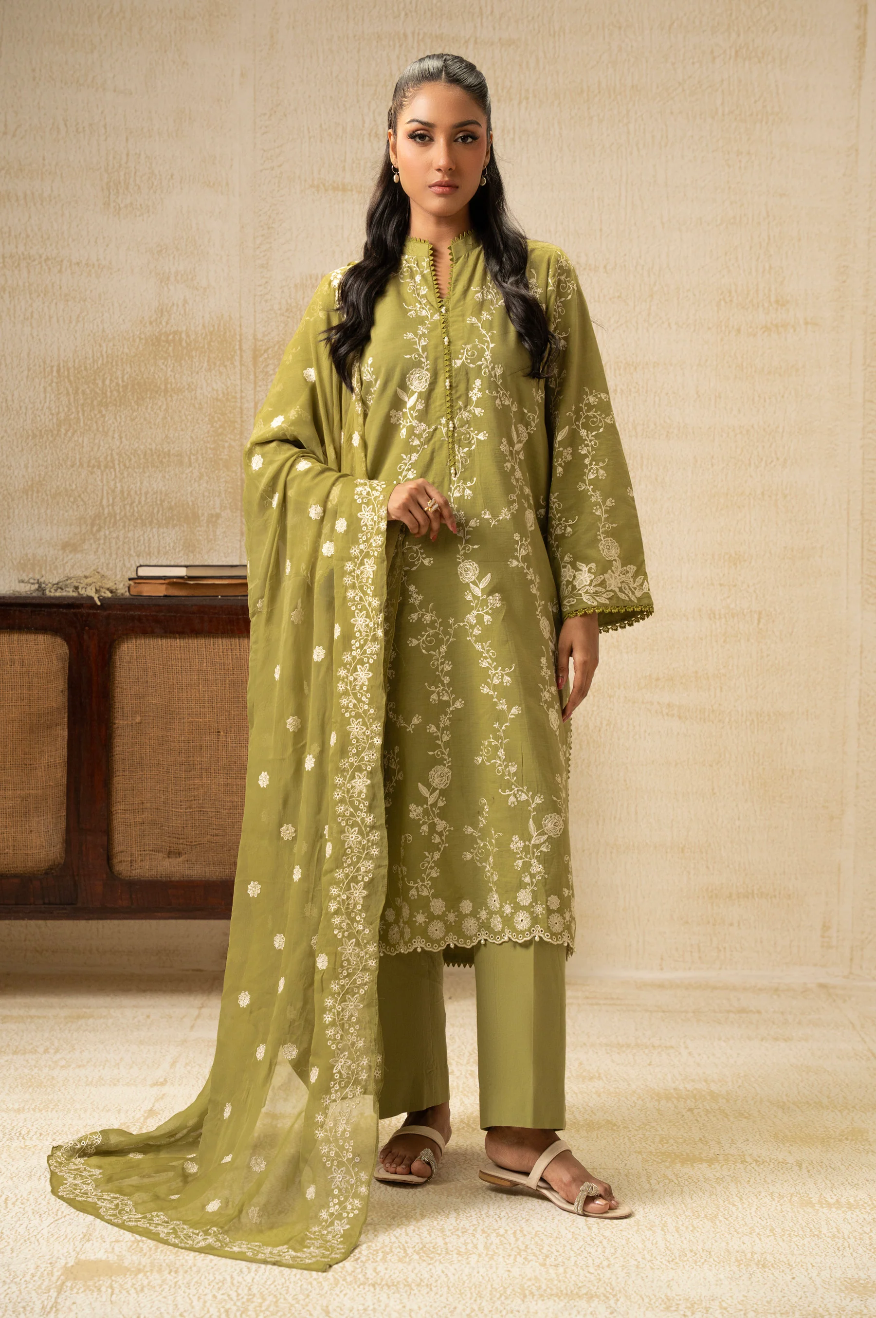UNSTITCHED EMBROIDERED SUIT - Image 6