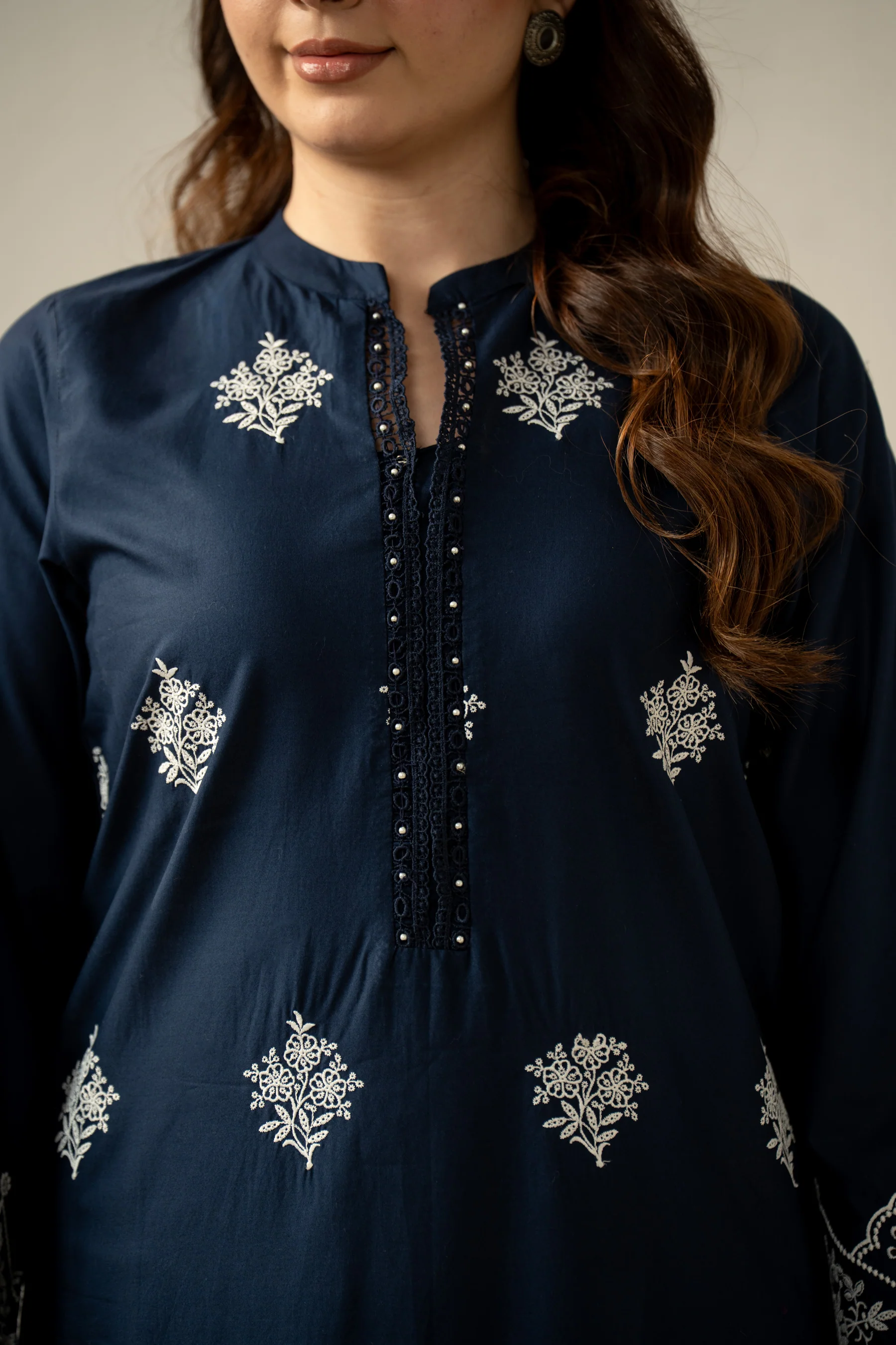EMBROIDERED CHIKANKARI LAWN STITCHED 3 PIECE SUIT - Image 6