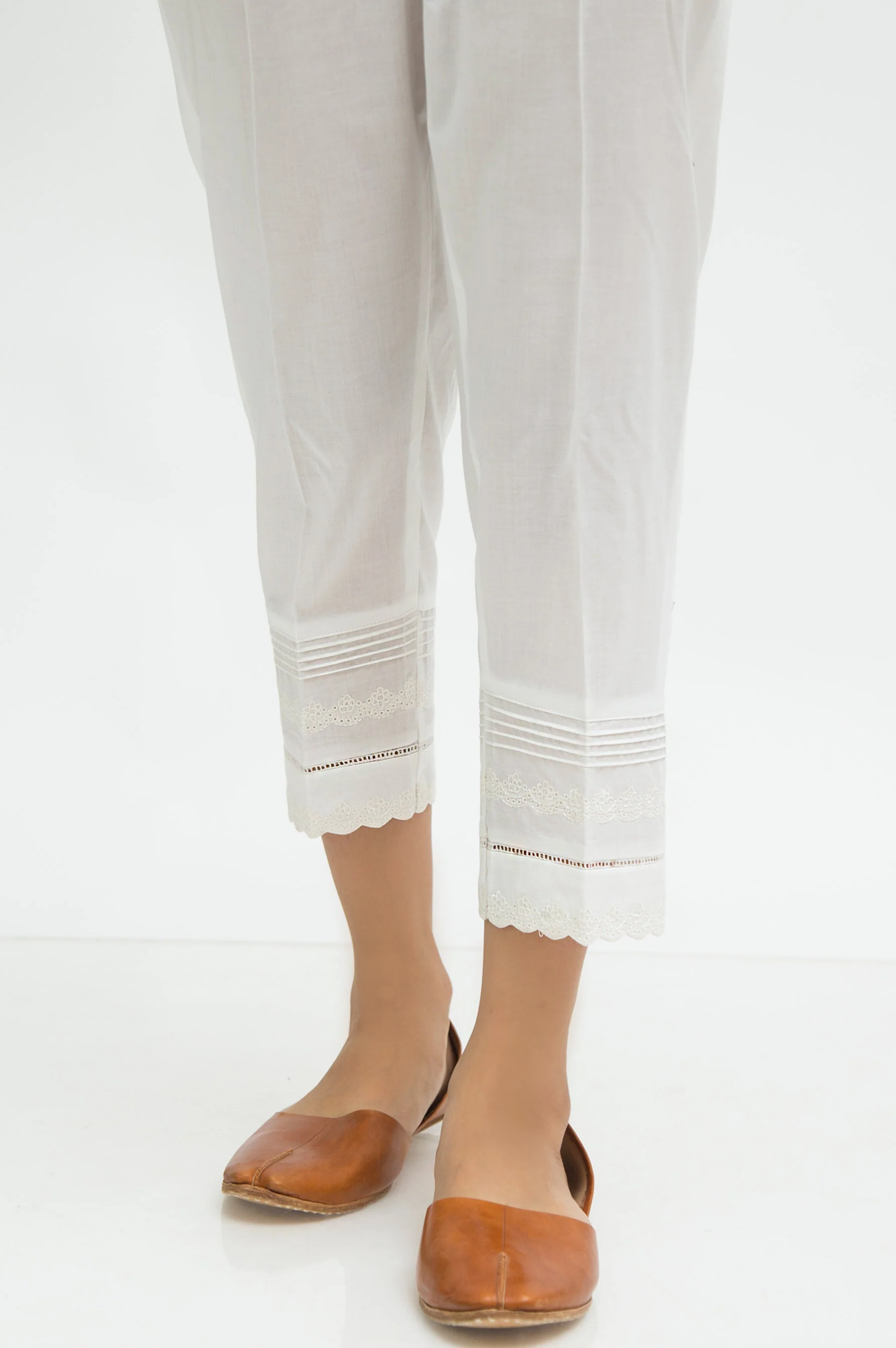 Embroidered Cambric Capri Pants - White